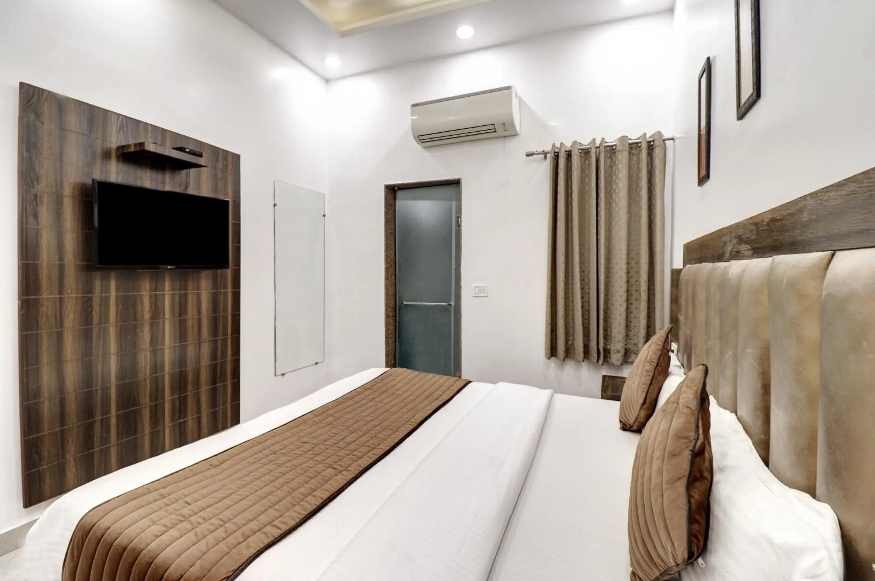 Bed in Hotel Emporio Dx - New Delhi Railway Station - Paharganj Bed in Hotel Emporio Dx - New Delhi Railway Station - Paharganj