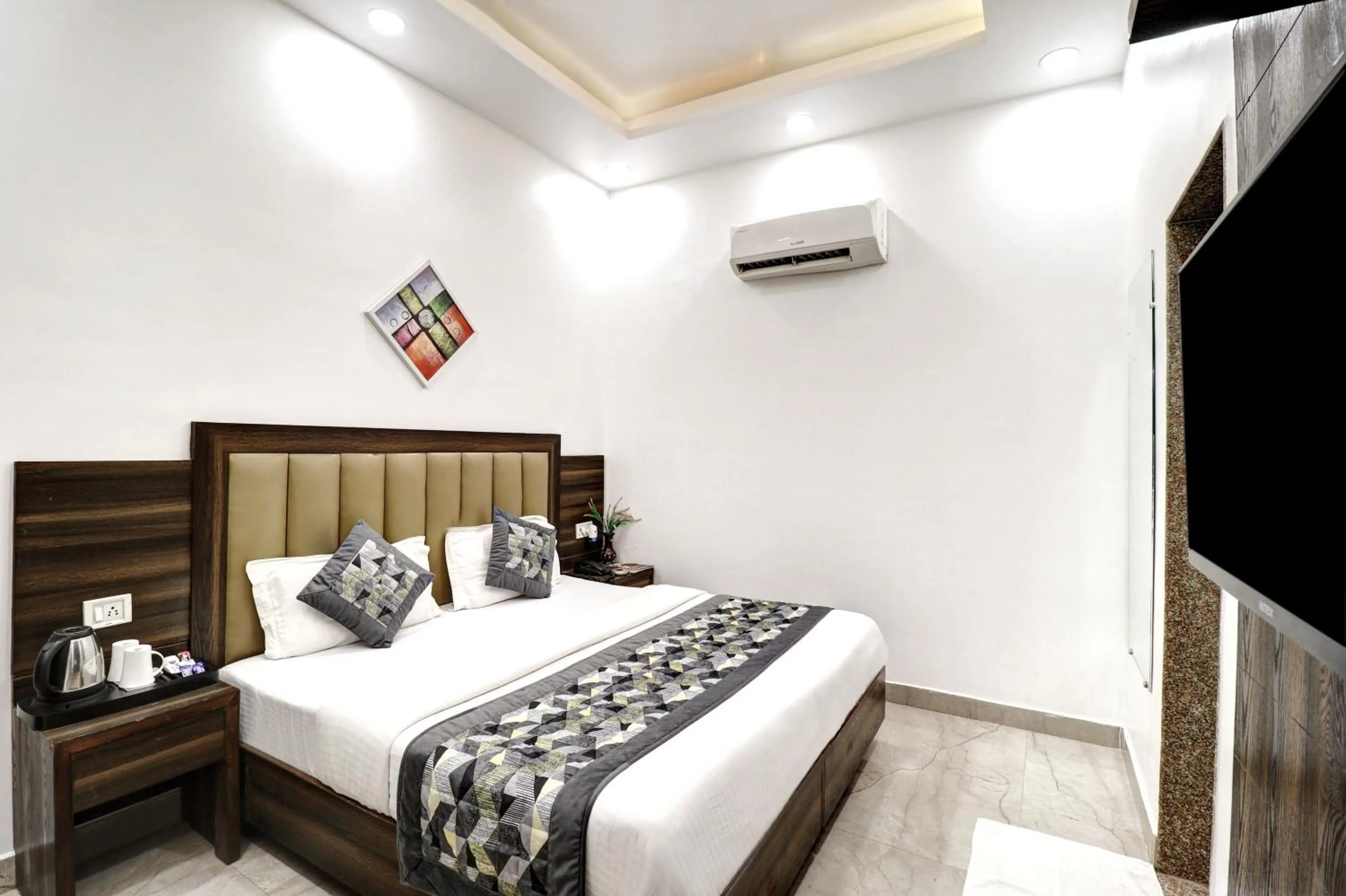 Bed in Hotel Emporio Dx - New Delhi Railway Station - Paharganj