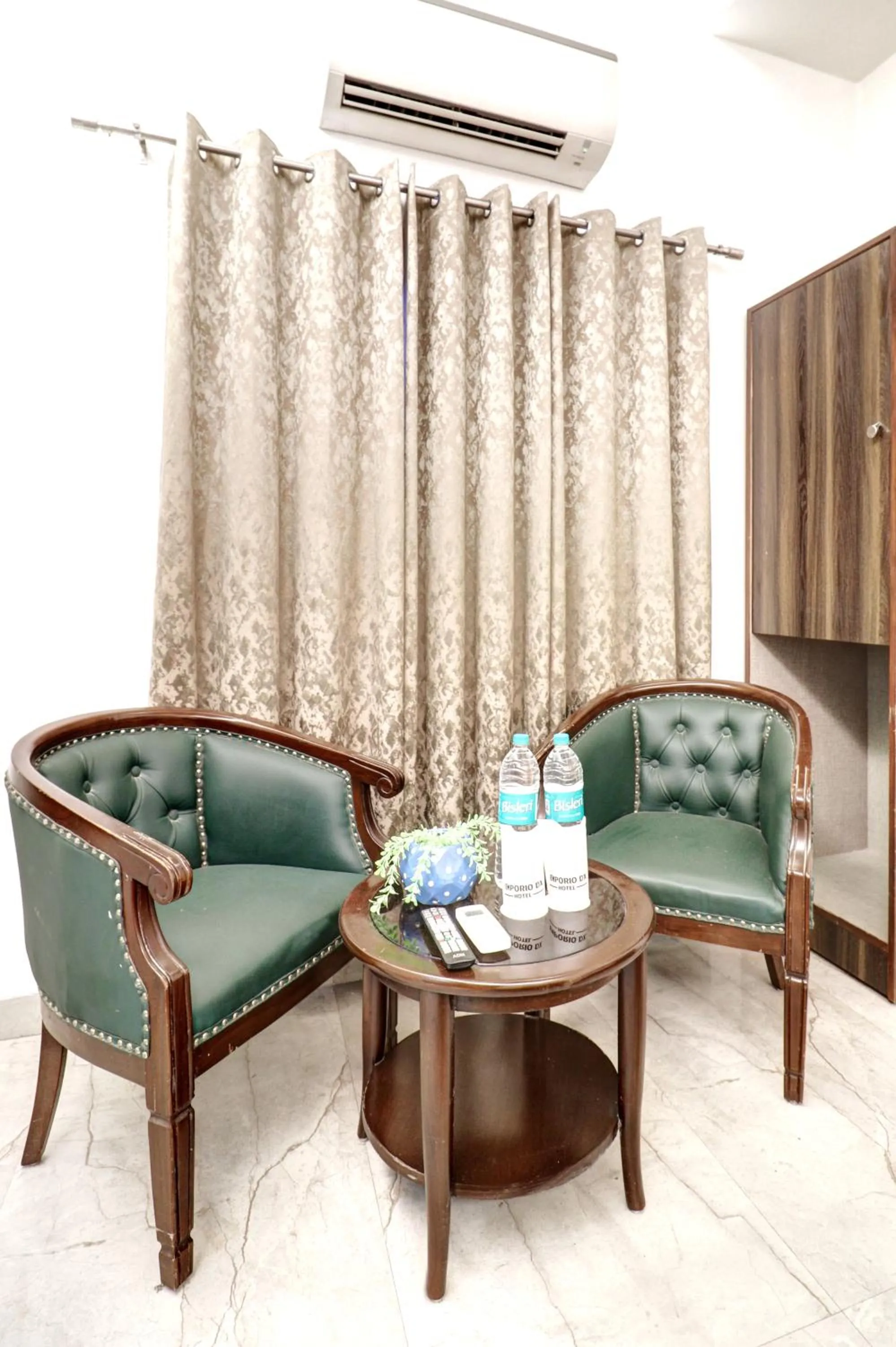 Seating area in Hotel Emporio Dx - New Delhi Railway Station - Paharganj