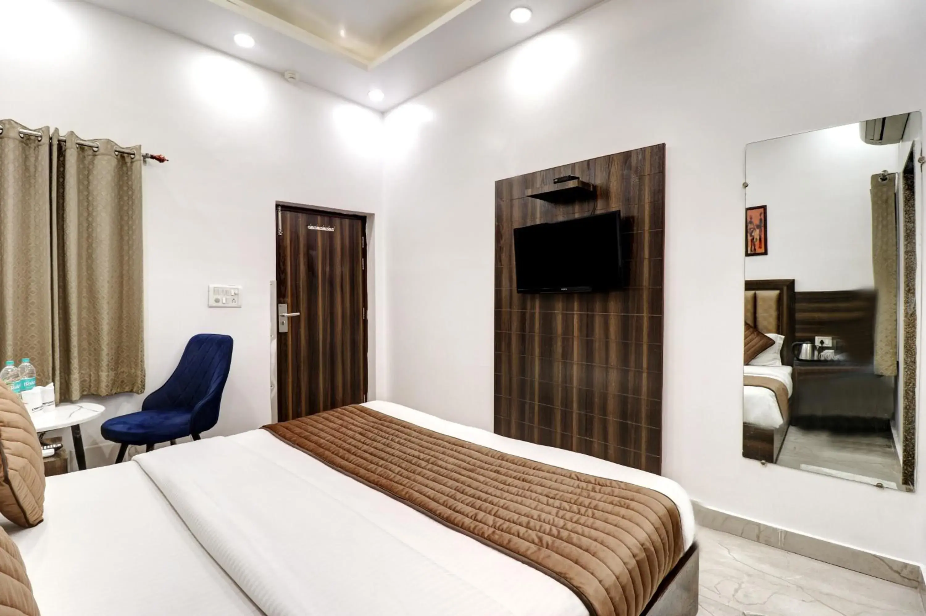 Bedroom, Bed in Hotel Emporio Dx - New Delhi Railway Station - Paharganj Bedroom, Bed in Hotel Emporio Dx - New Delhi Railway Station - Paharganj