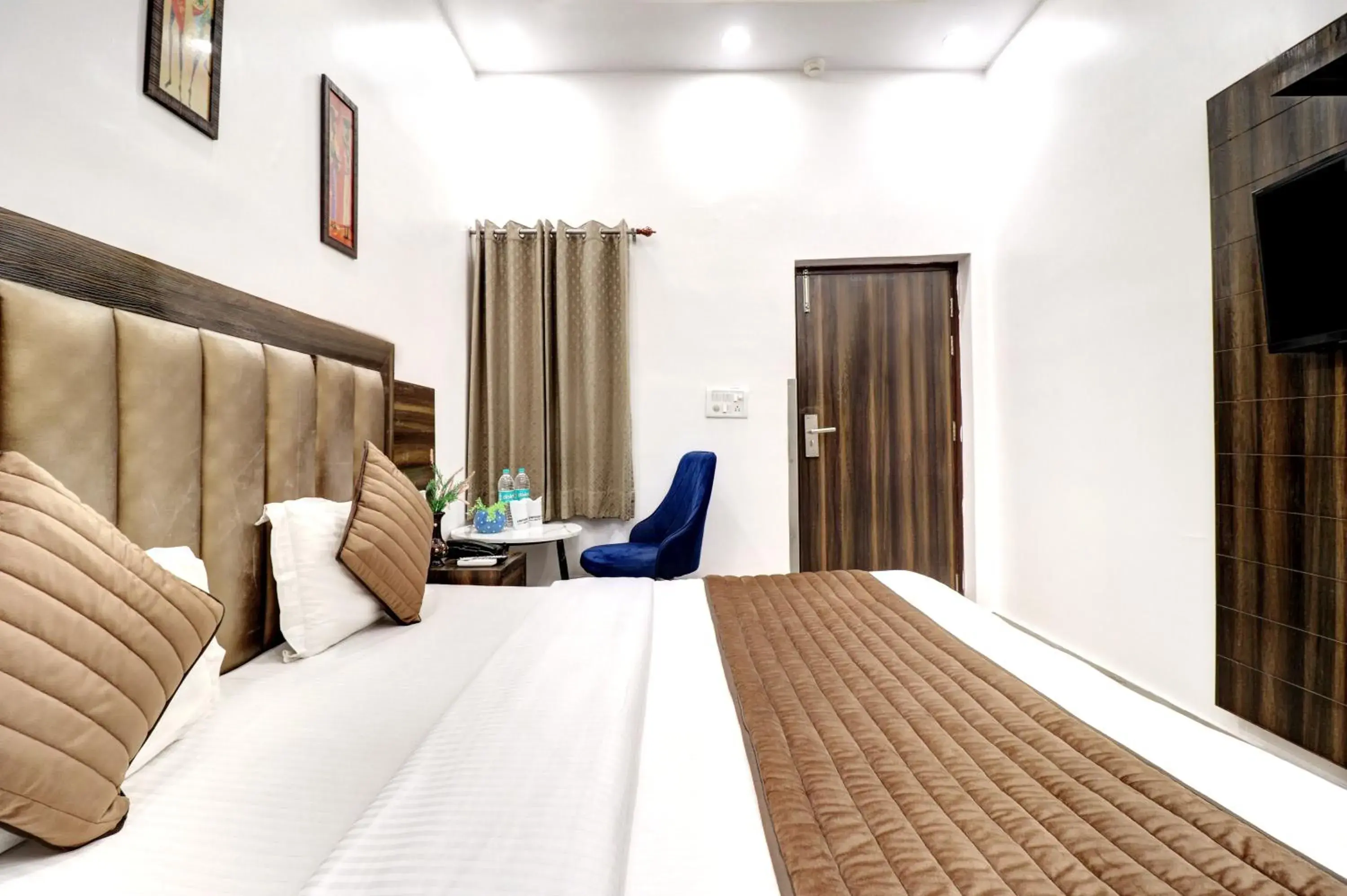 Bed in Hotel Emporio Dx - New Delhi Railway Station - Paharganj Bed in Hotel Emporio Dx - New Delhi Railway Station - Paharganj
