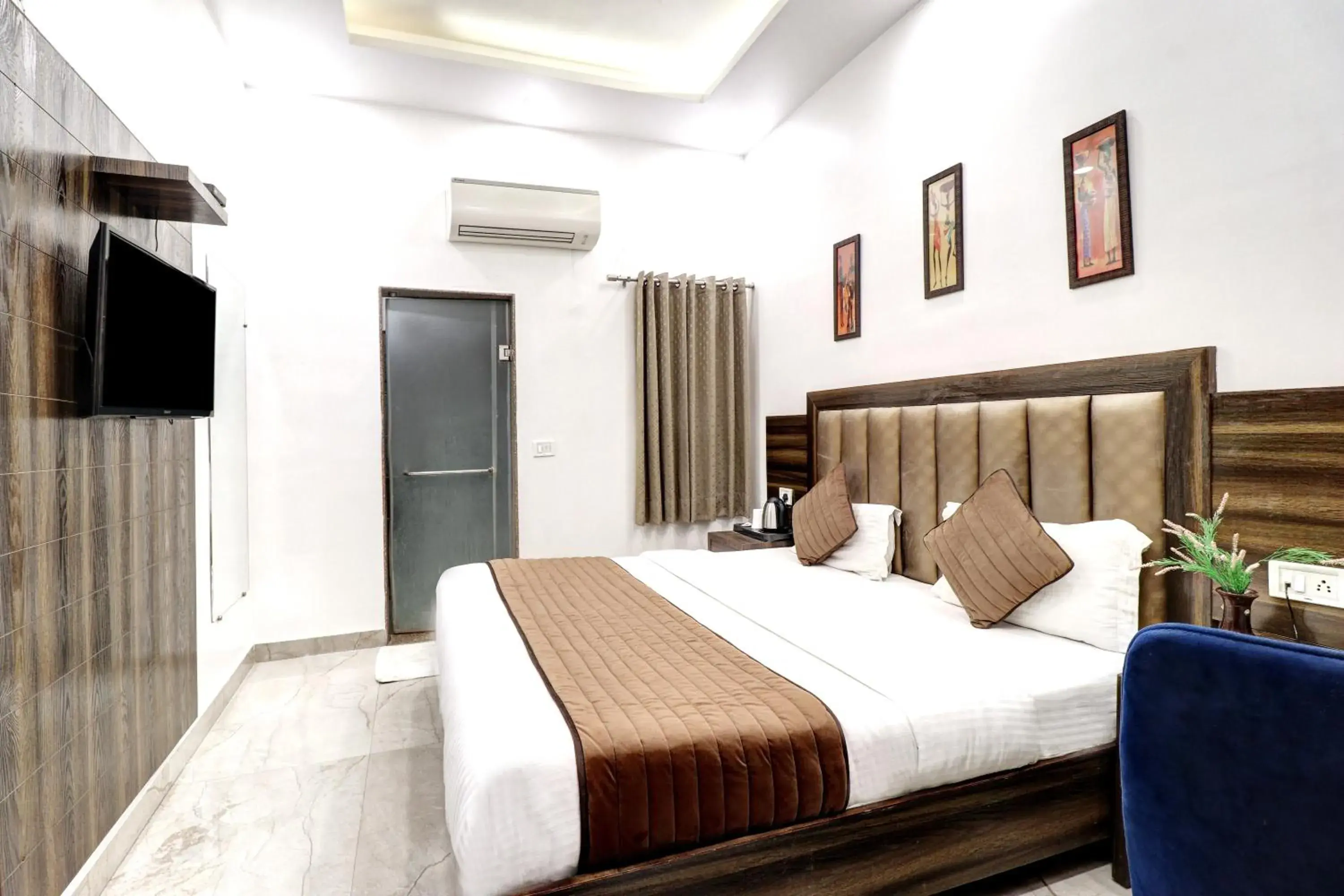 Bed in Hotel Emporio Dx - New Delhi Railway Station - Paharganj Bed in Hotel Emporio Dx - New Delhi Railway Station - Paharganj