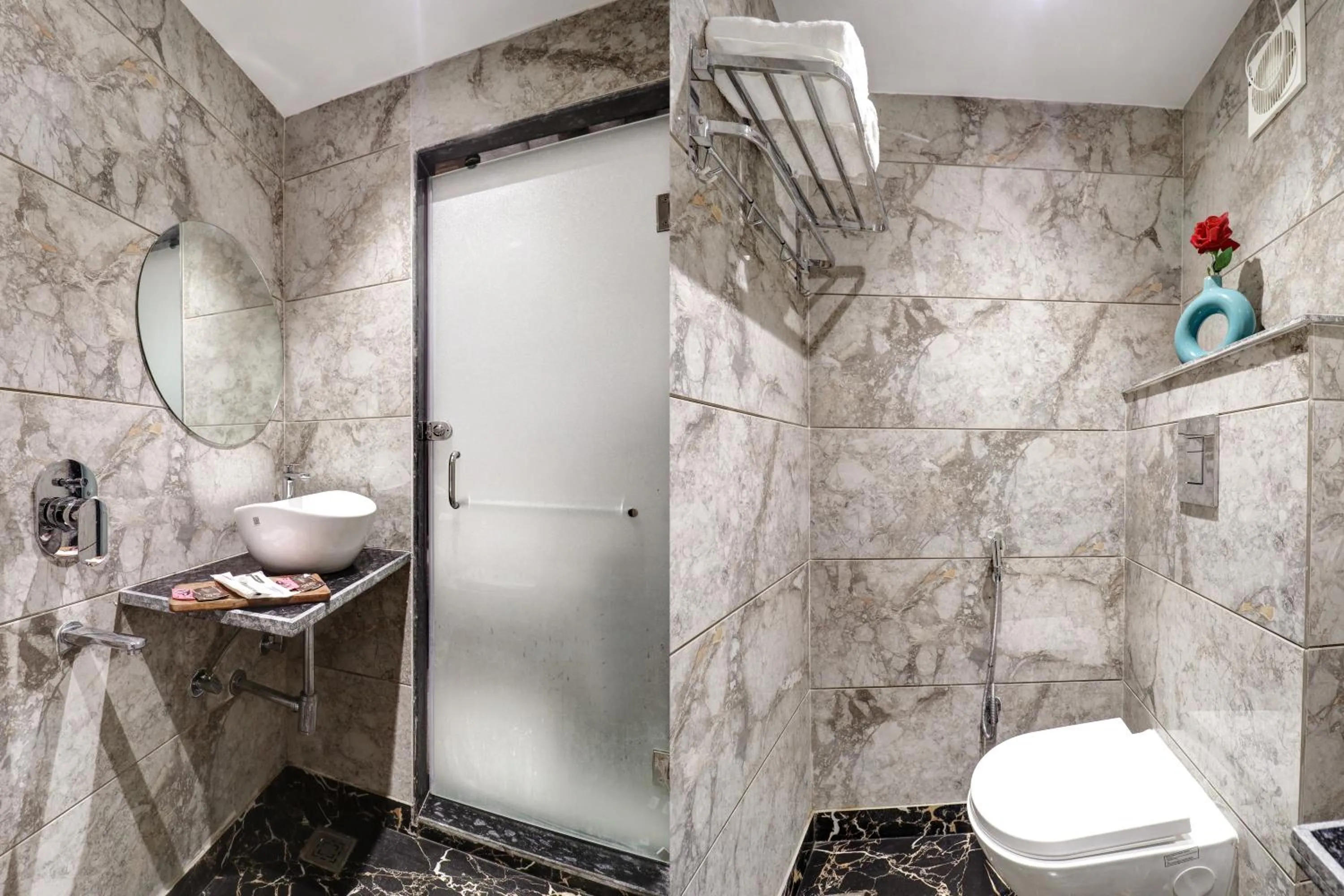 Shower in Hotel Emporio Dx - New Delhi Railway Station - Paharganj