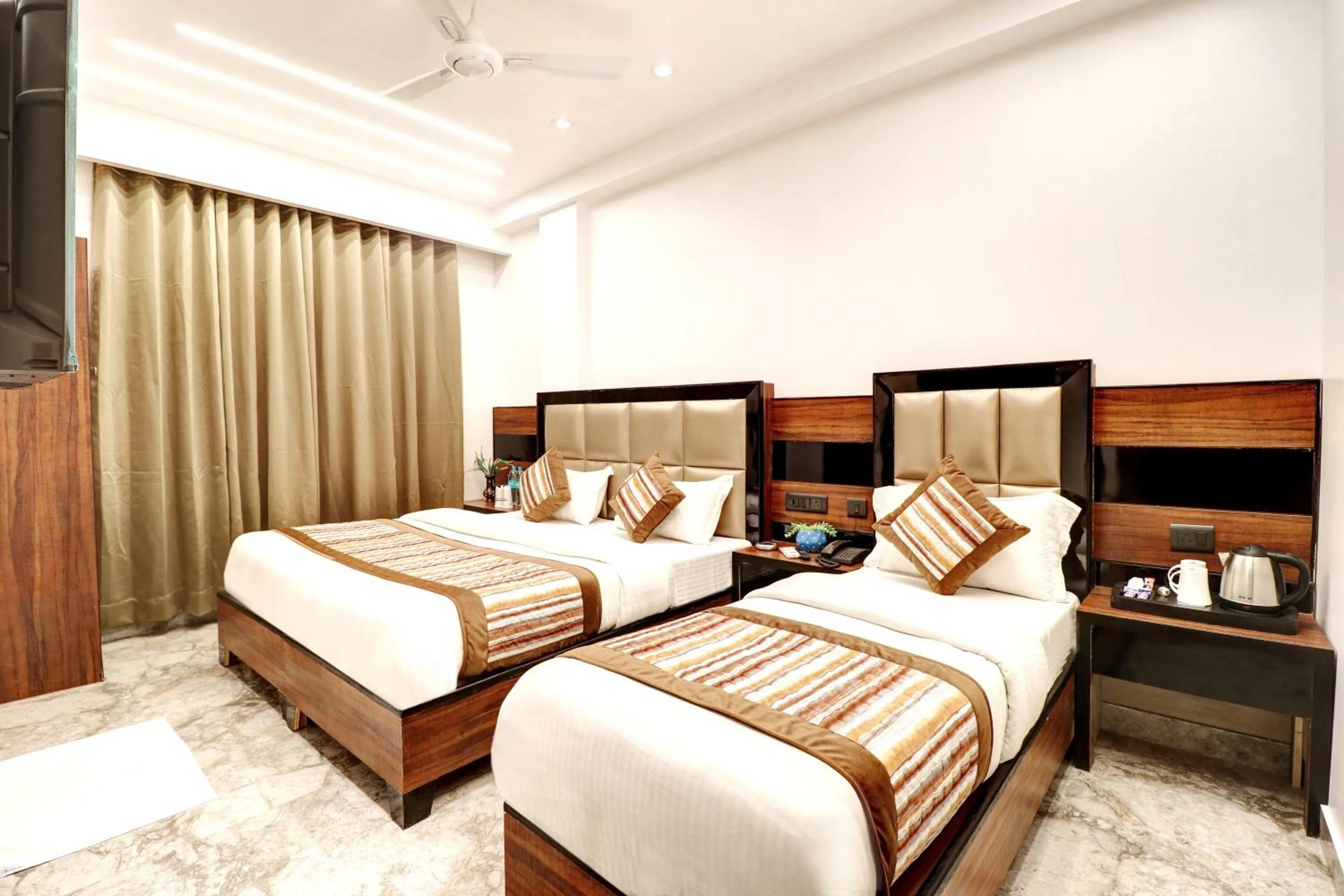 Bed in Hotel Emporio Dx - New Delhi Railway Station - Paharganj