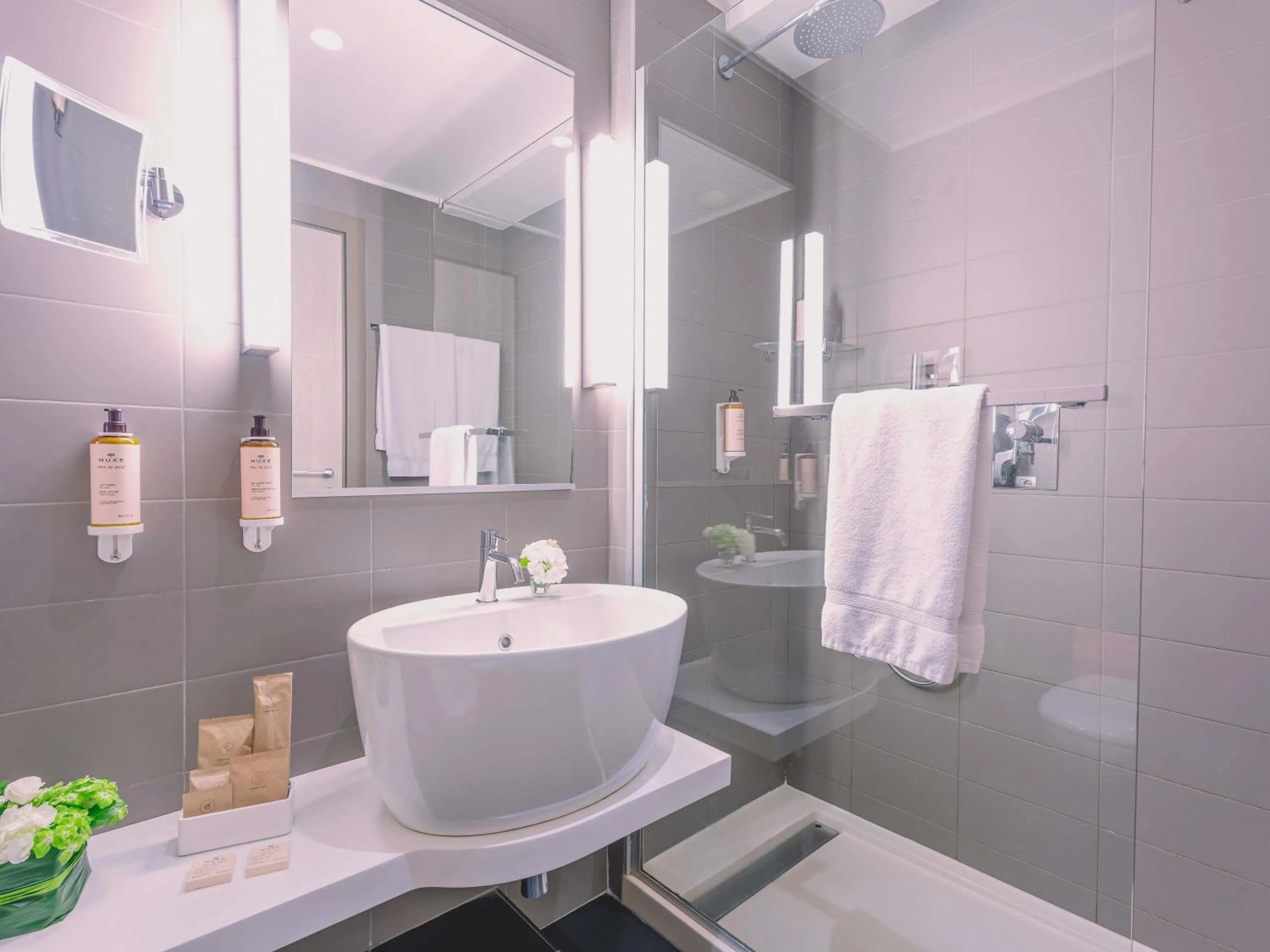 Bedroom in Mercure Roma Centro Colosseo