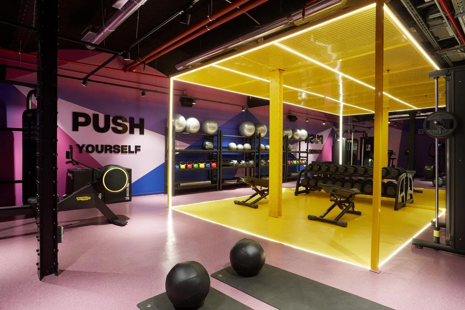 Fitness centre/facilities in The Social Hub Madrid 4 star