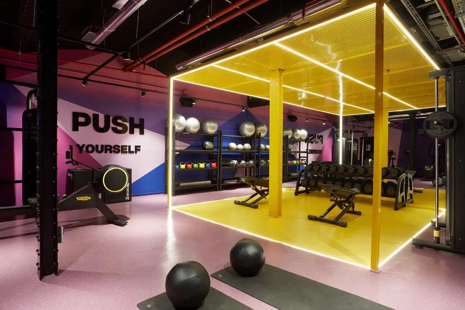 Fitness centre/facilities in The Social Hub Madrid 4 star Fitness centre/facilities in The Social Hub Madrid 4 star