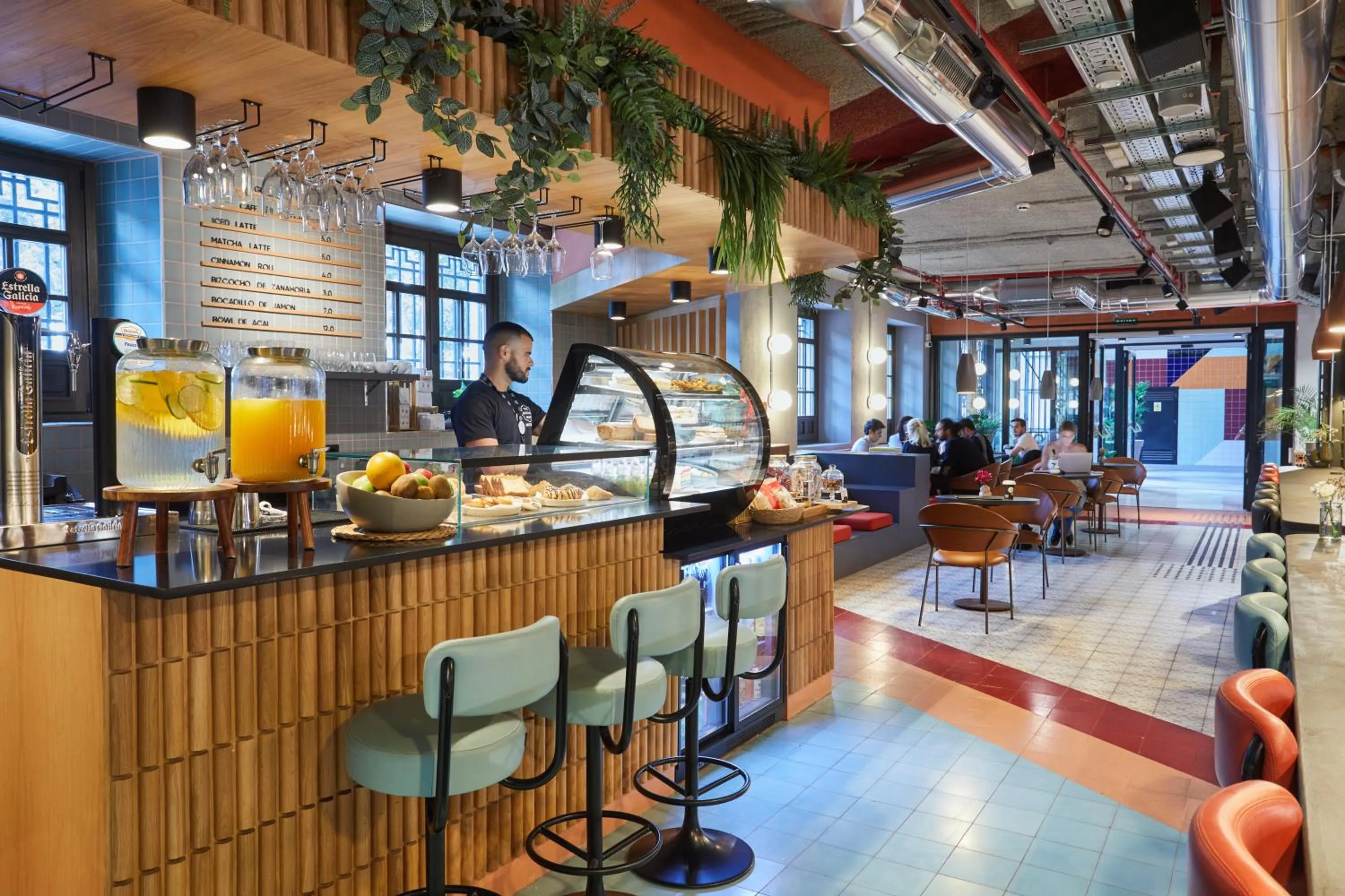 Restaurant/places to eat in The Social Hub Madrid 4 star