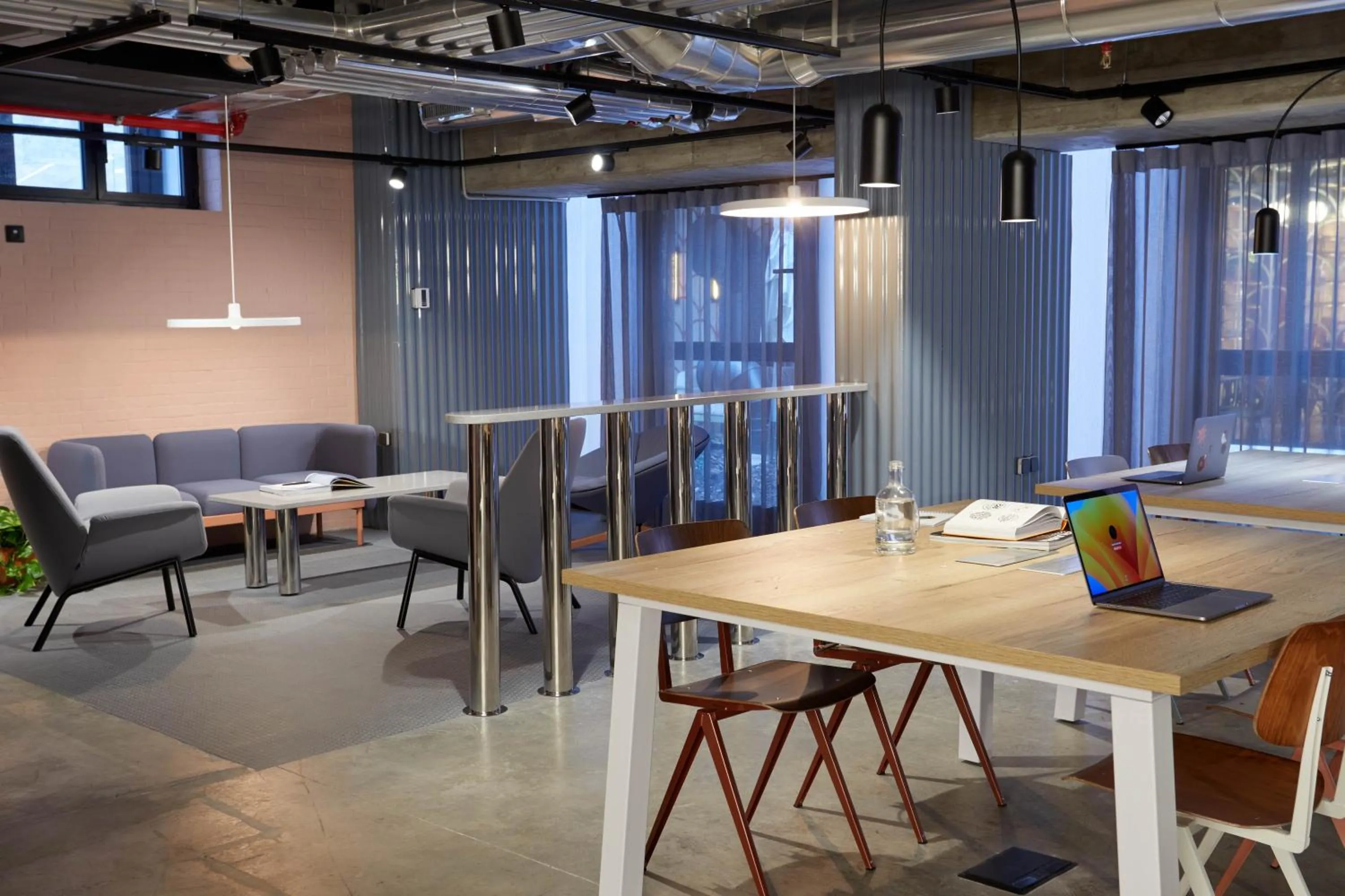 Seating area in The Social Hub Madrid 4 star