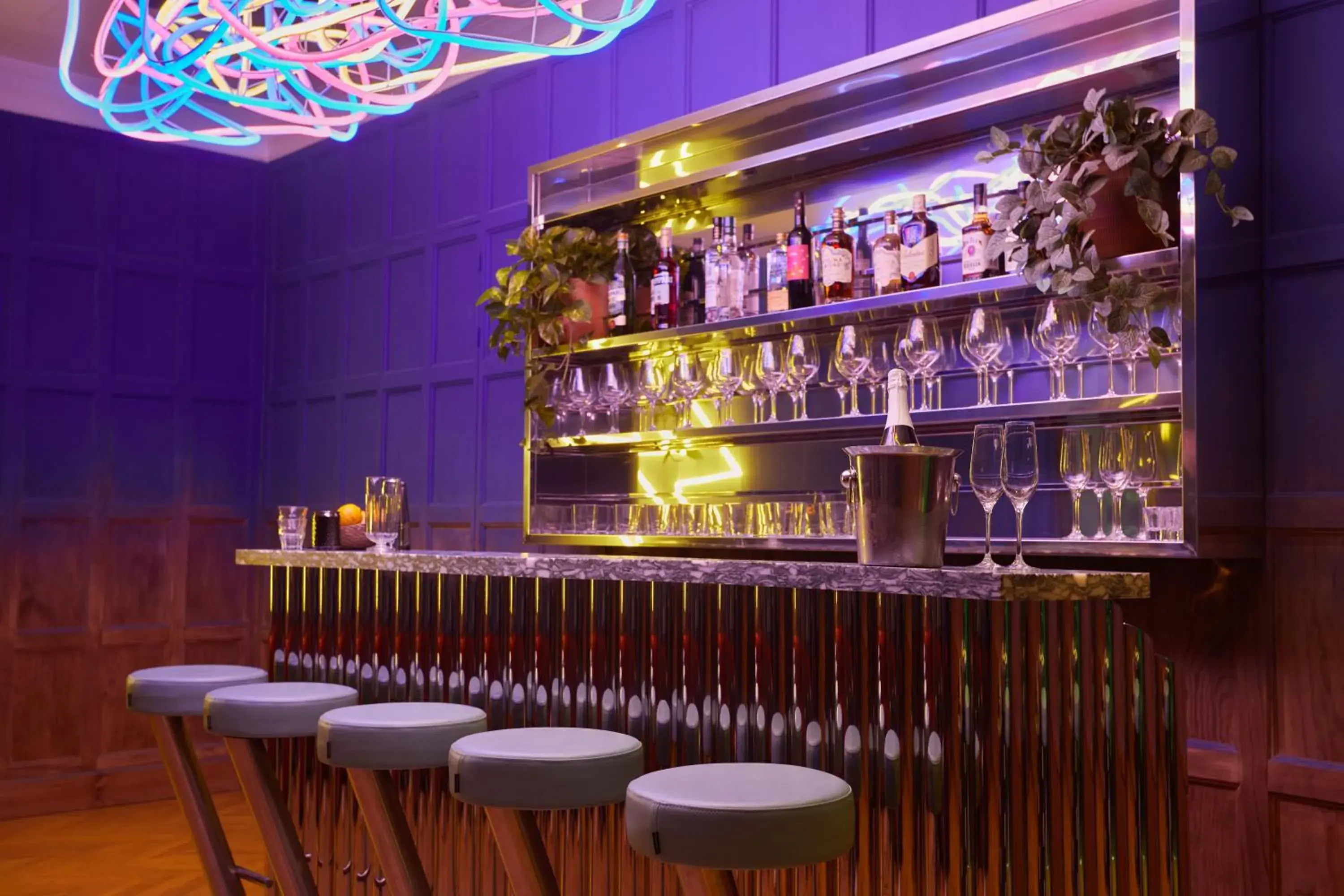 Lounge or bar in The Social Hub Madrid Lounge or bar in The Social Hub Madrid