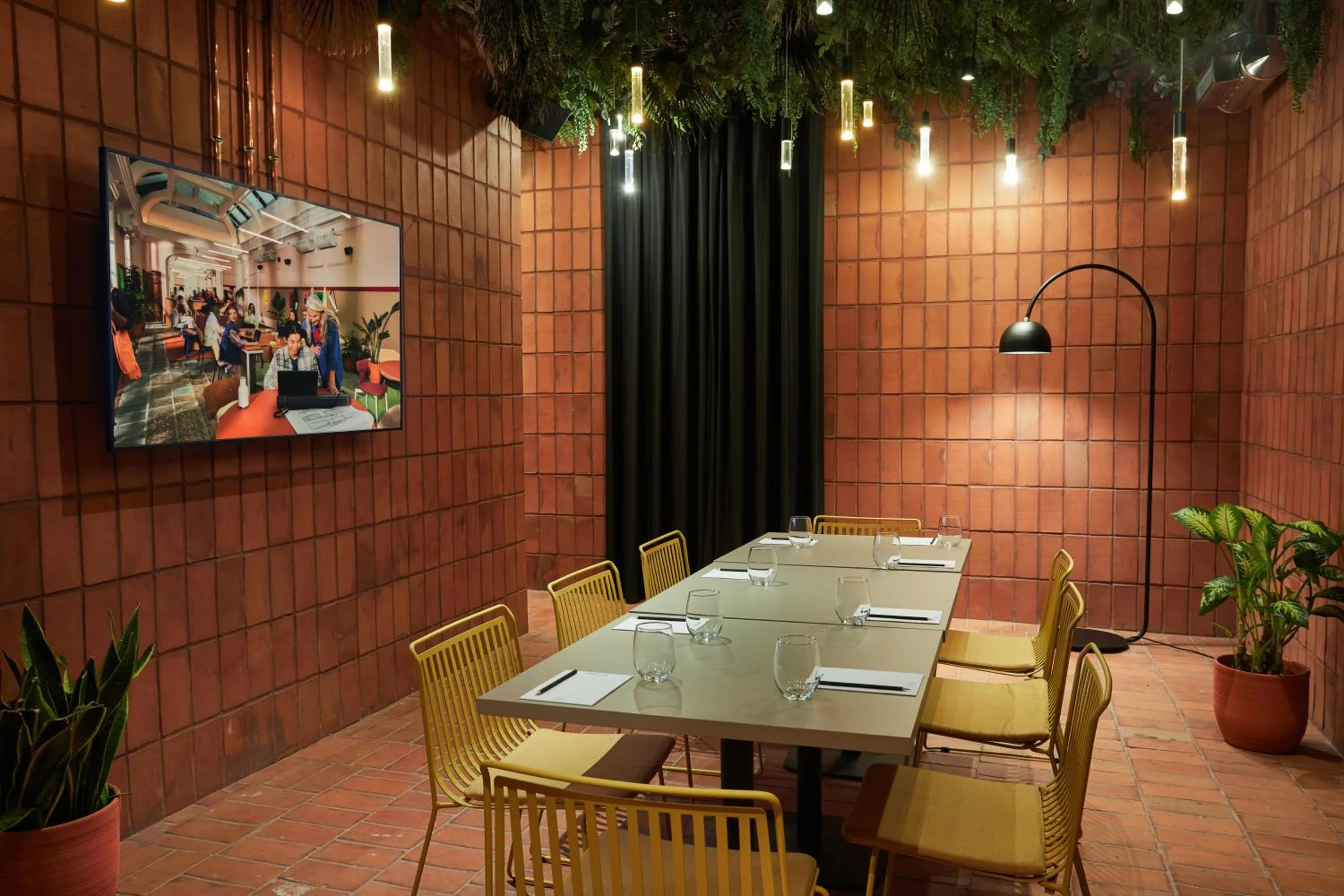 Meeting/conference room in The Social Hub Madrid