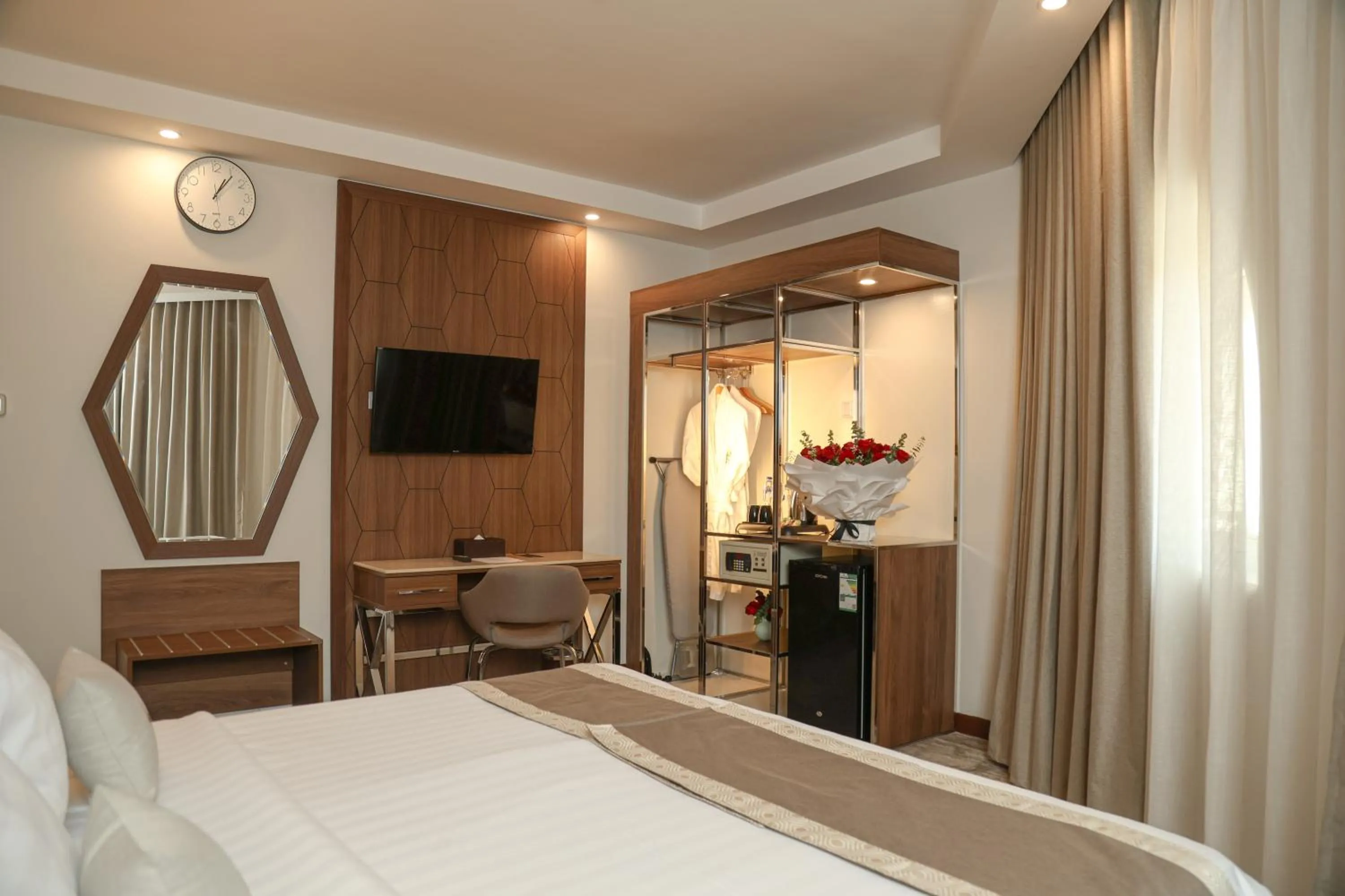 Property building, Bed in Diwan Rose Hotel