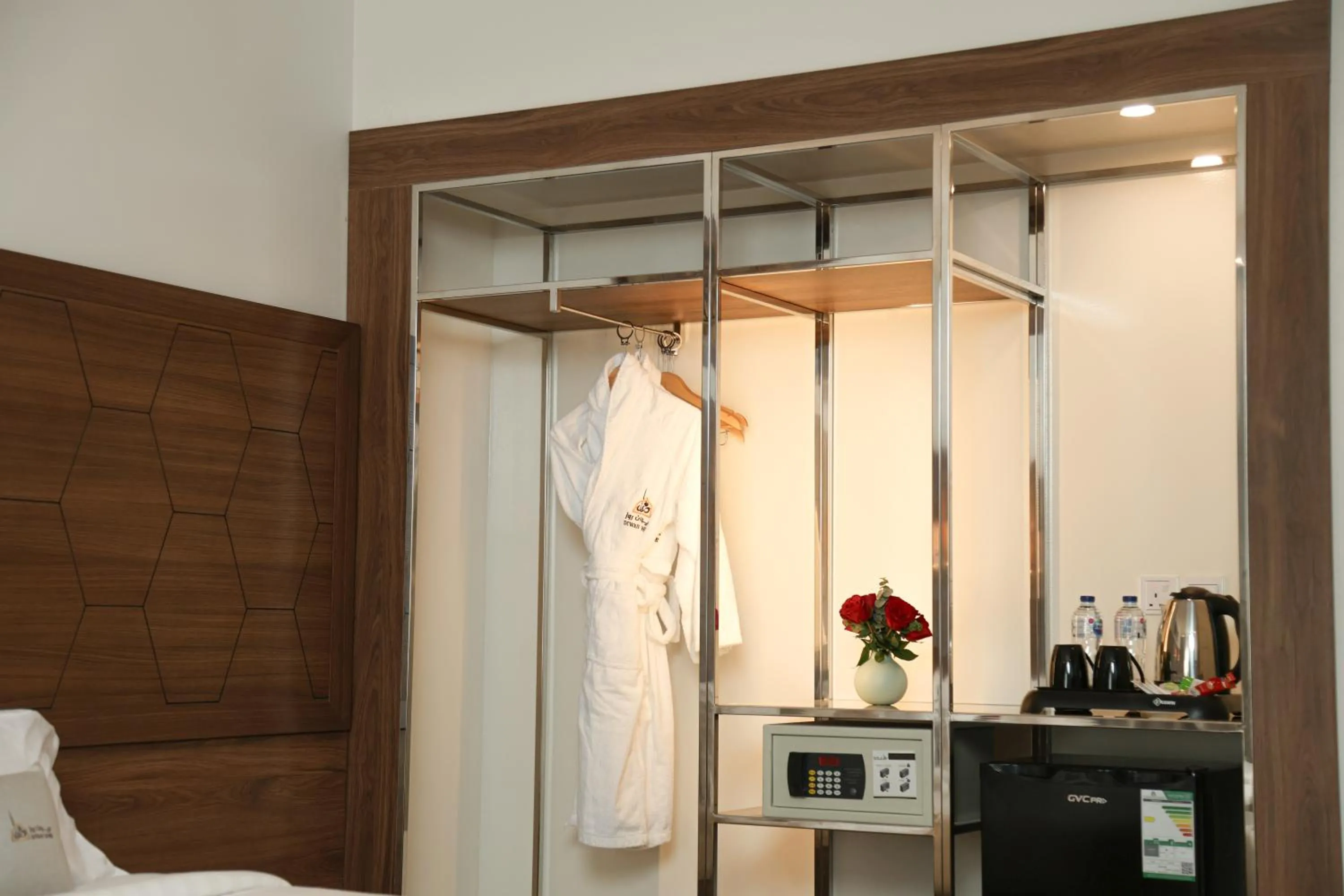 Property building, Bed in Diwan Rose Hotel