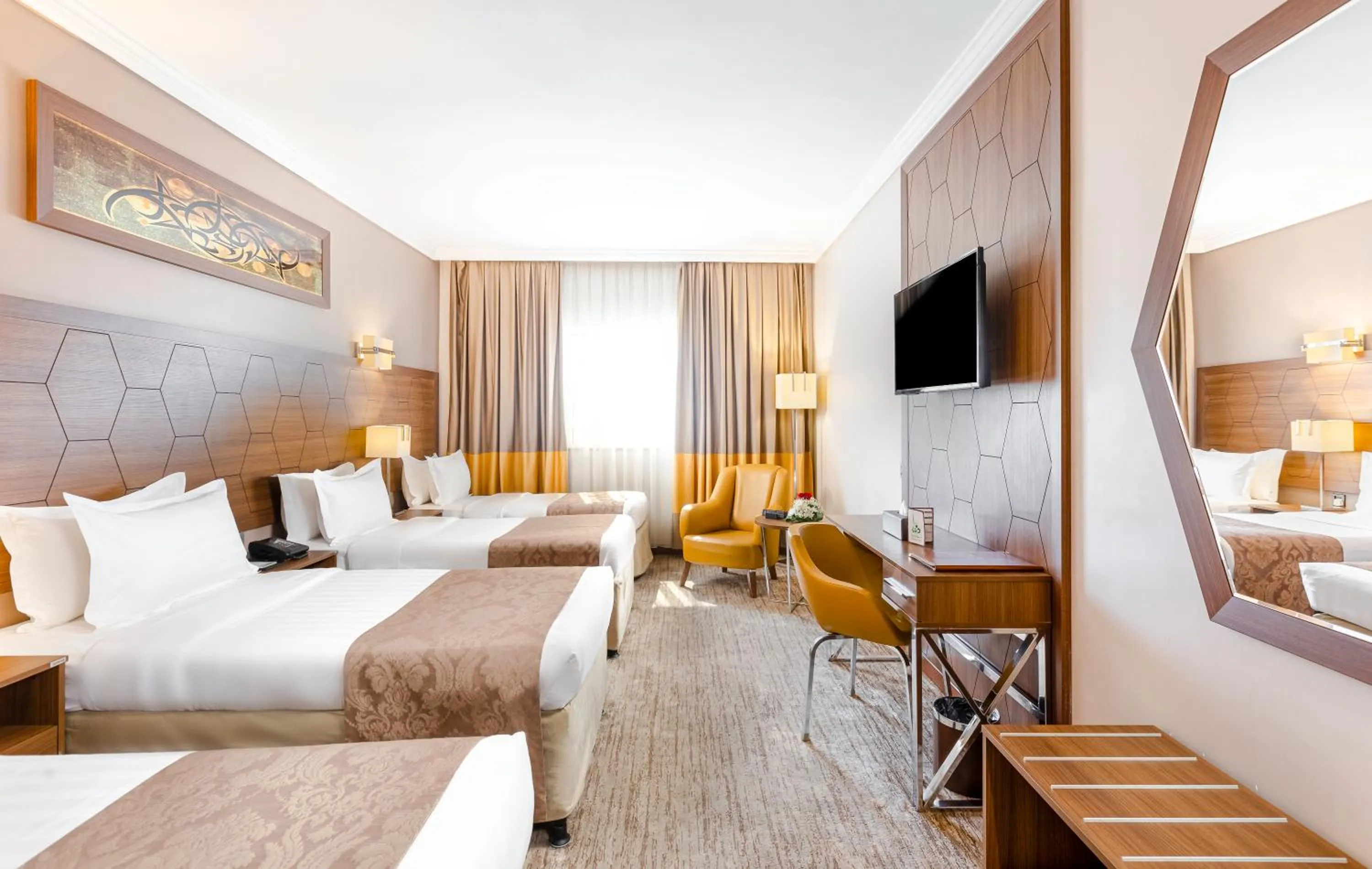 Communal lounge/ TV room, Bed in Diwan Rose Hotel