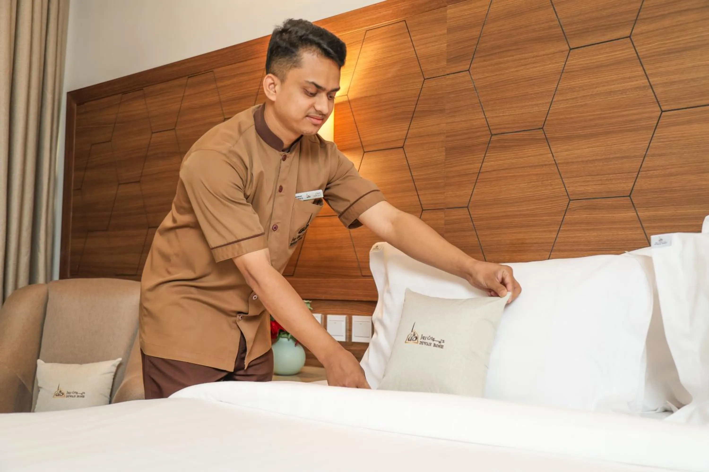 Property building, Bed in Diwan Rose Hotel
