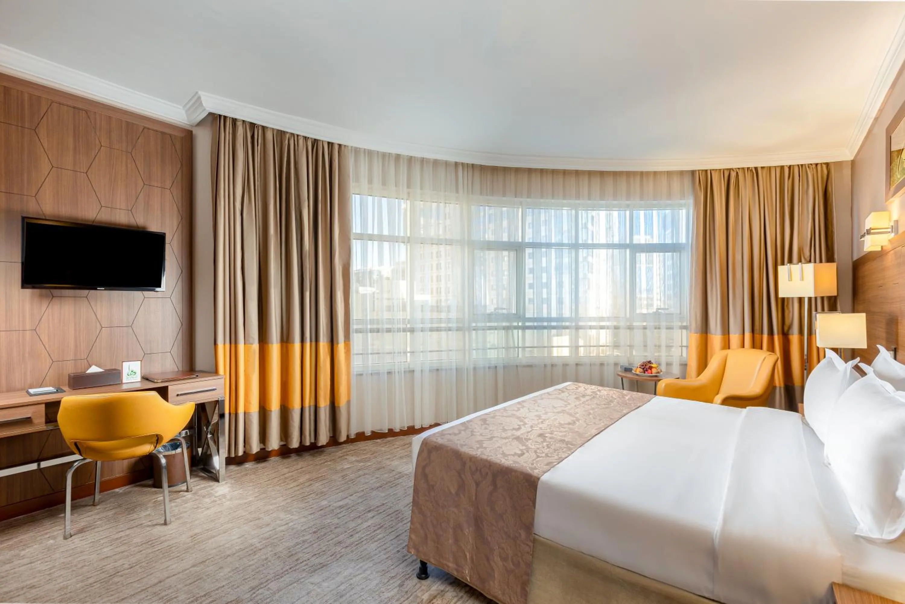 Communal lounge/ TV room, Bed in Diwan Rose Hotel