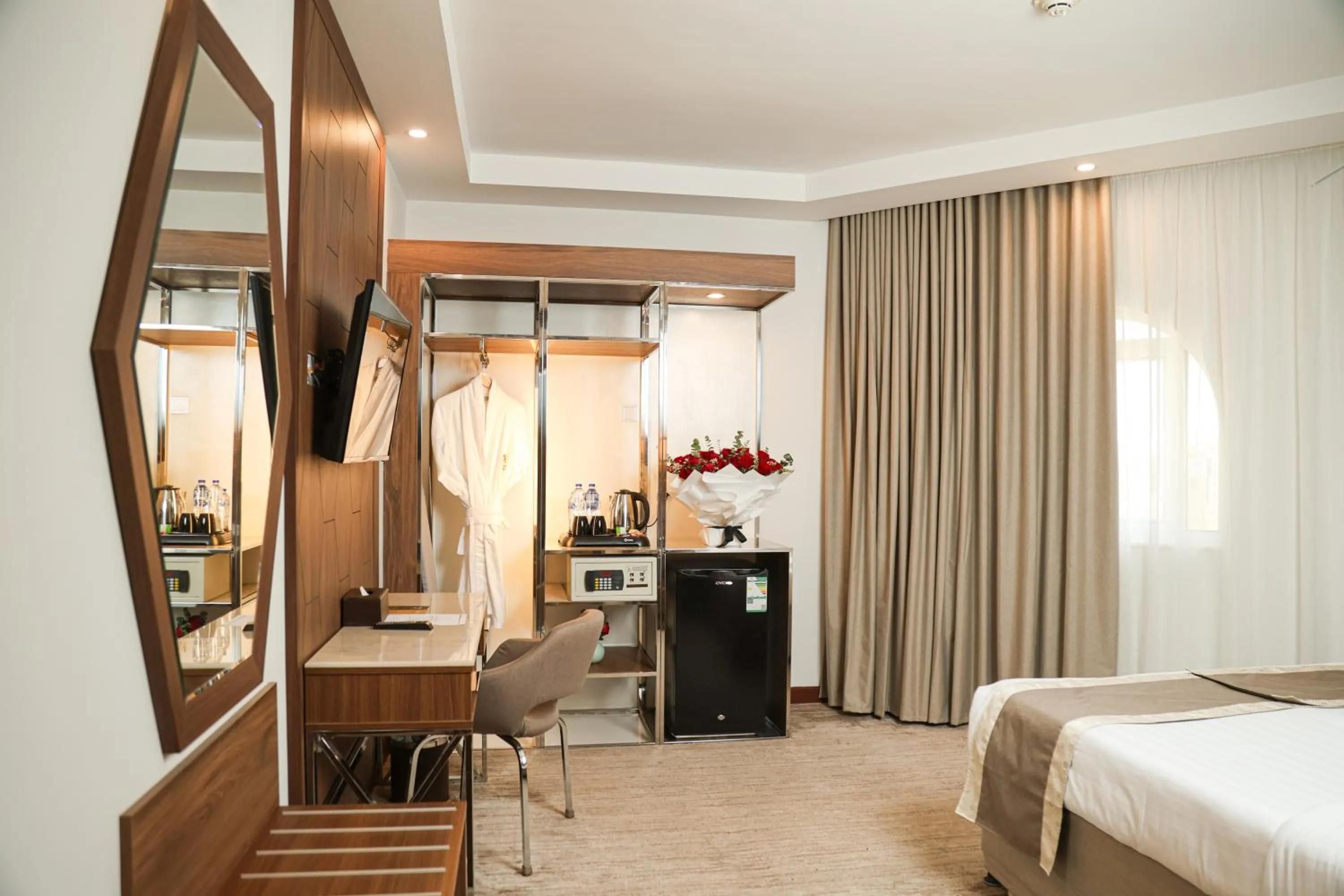 Property building, Bed in Diwan Rose Hotel