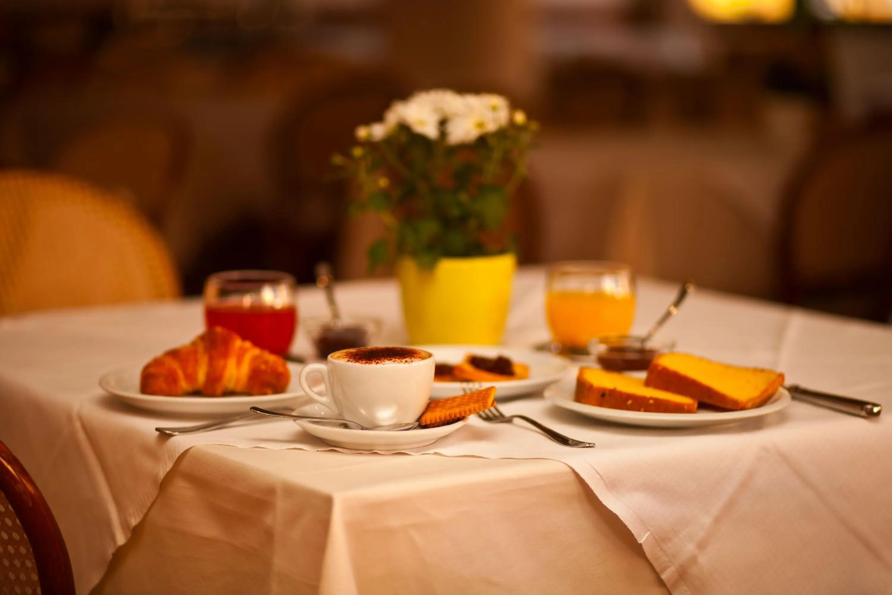 Breakfast in Hotel Moderno