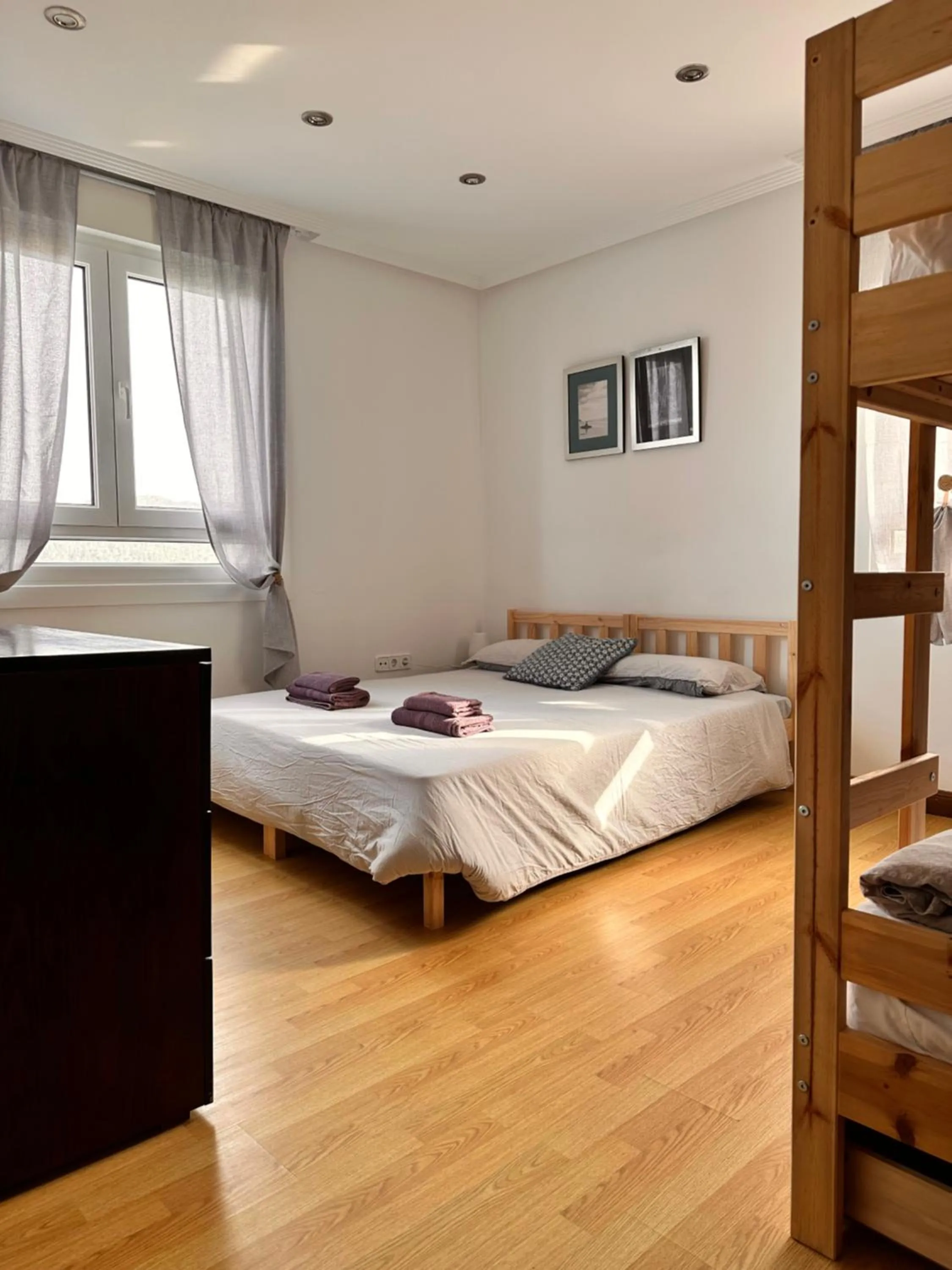 Bedroom, Bed in El Gato Gordo - bike & surf house