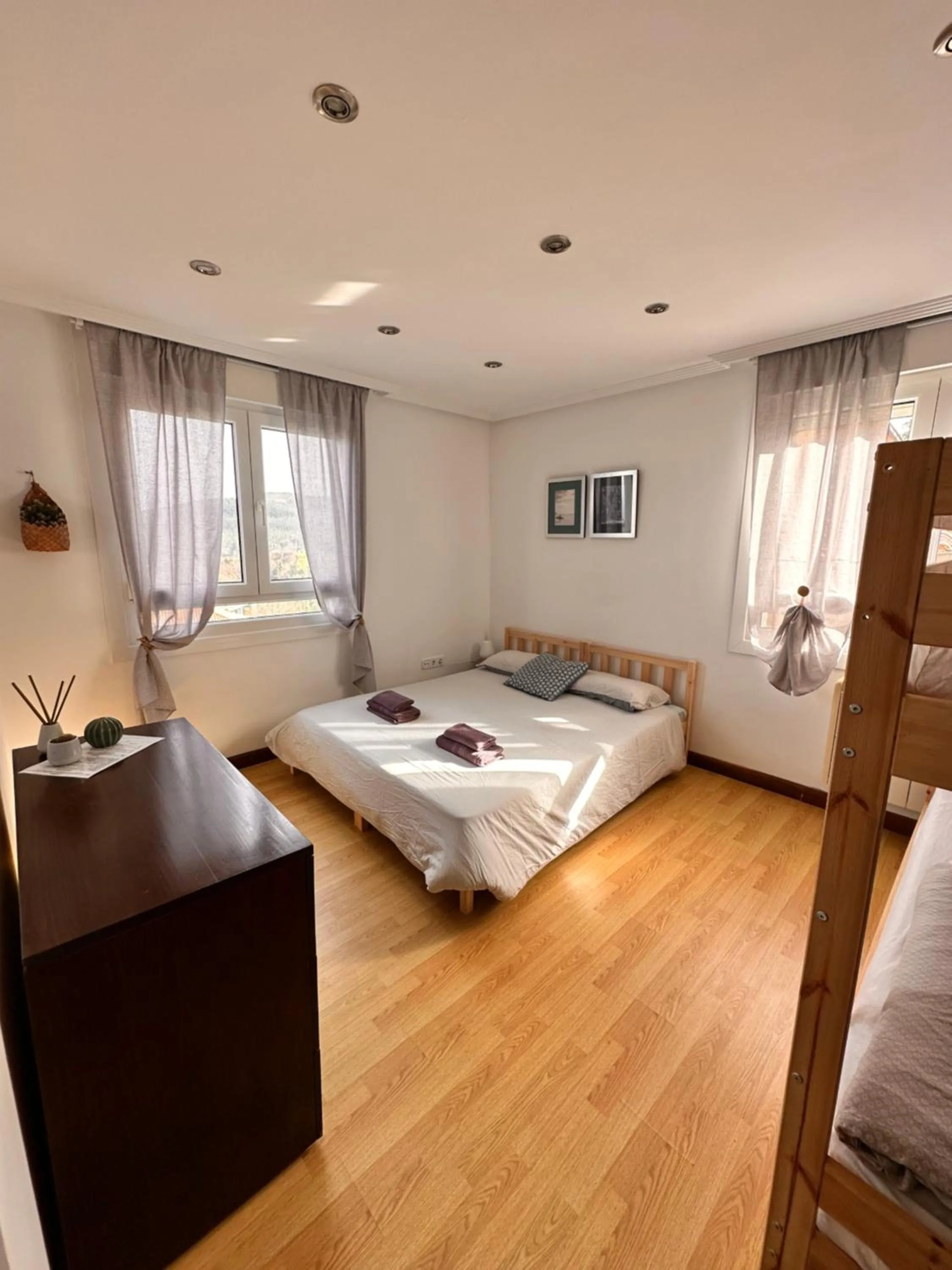 Bedroom, Bed in El Gato Gordo - bike & surf house