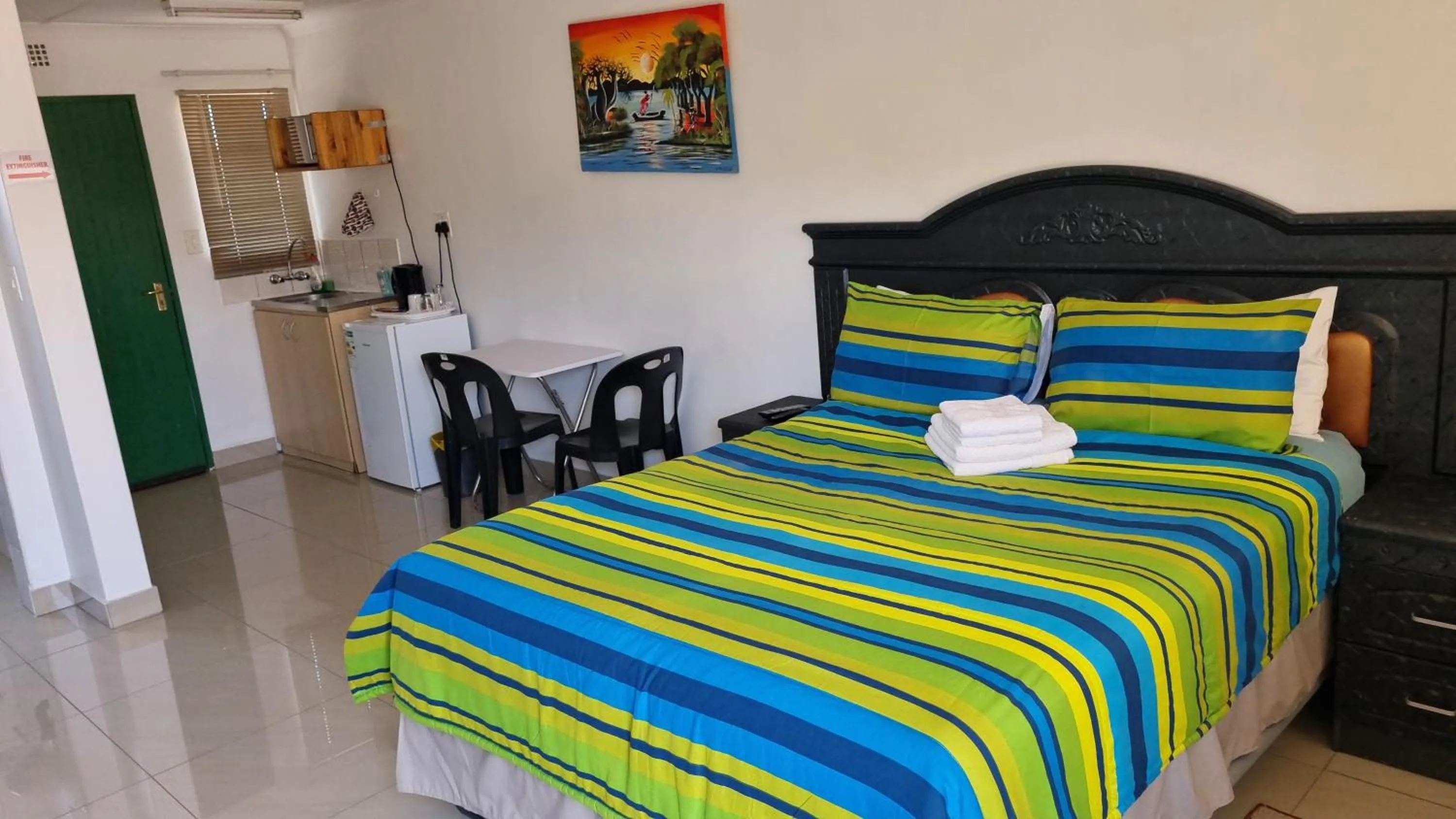 Kitchen or kitchenette, Bed in Viks Bed and Breakfast