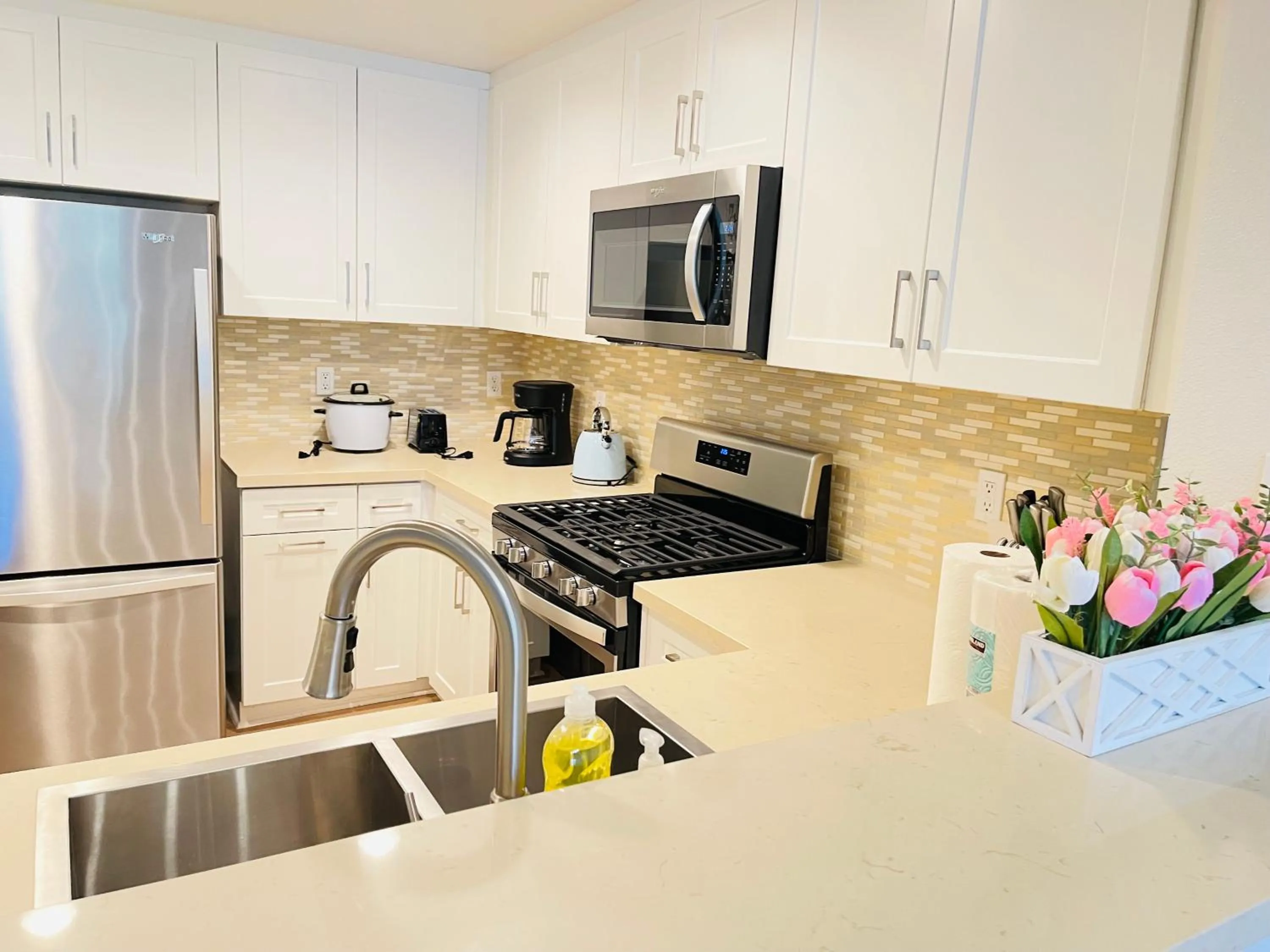 Luxury Irvine 2Bedrooms 2Bathrooms kitchen Pool apartment