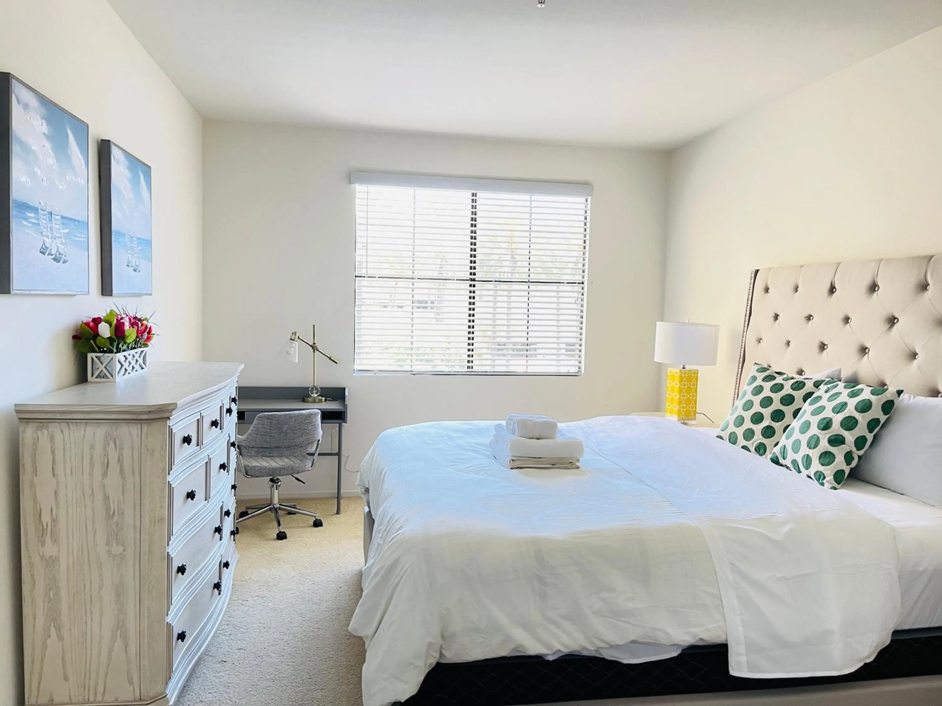 Bed in Luxury Irvine 2Bedrooms 2Bathrooms kitchen Pool apartment