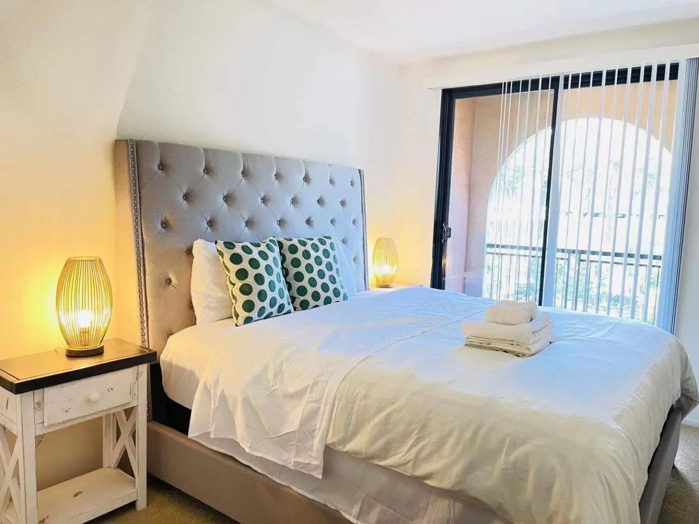 Bed in Luxury Irvine 2Bedrooms 2Bathrooms kitchen Pool apartment