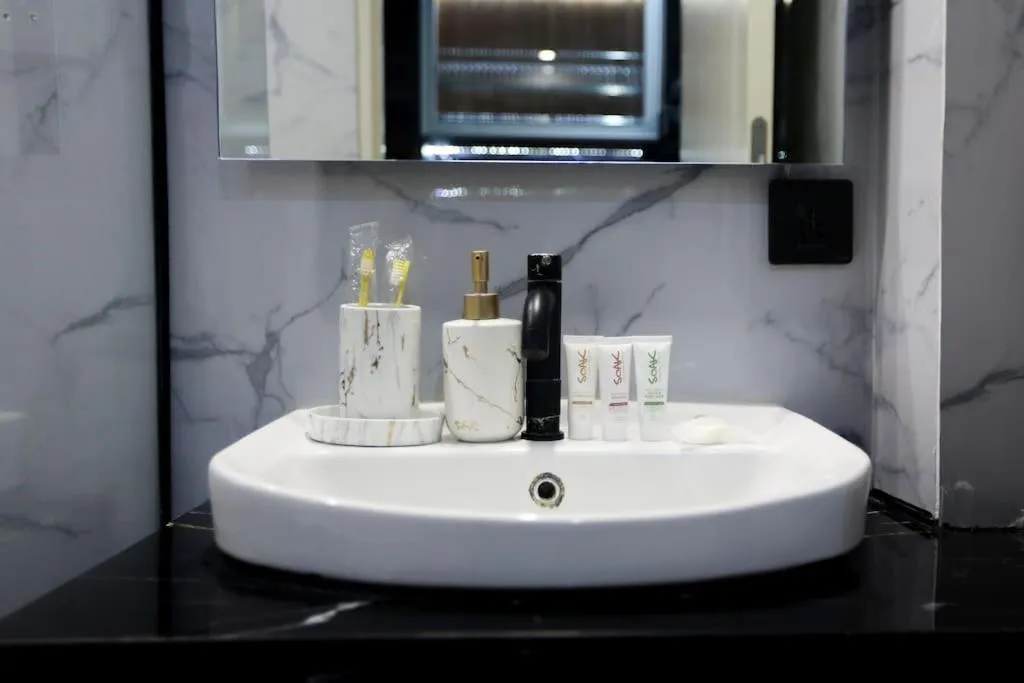 Bathroom in Amandalu at Orchard apartemen