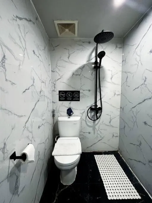 Bathroom in Amandalu at Orchard apartemen