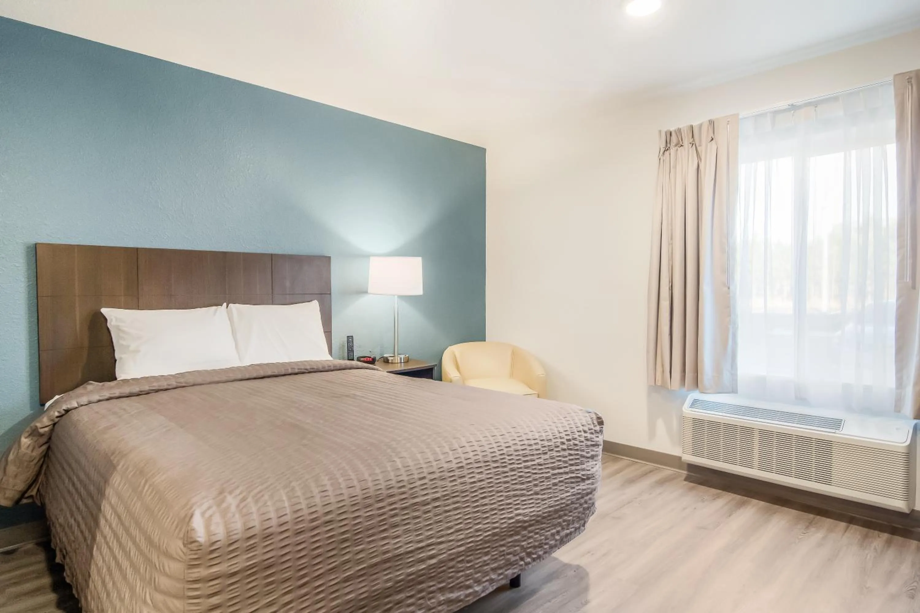 Bedroom, Bed in WoodSpring Suites Greensboro - High Point North