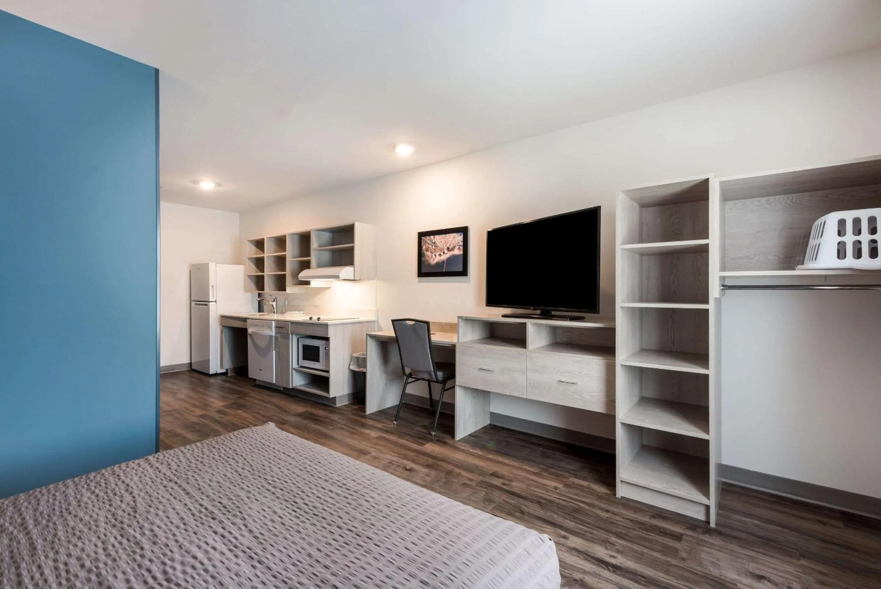 Bedroom, Bed in WoodSpring Suites Greensboro - High Point North