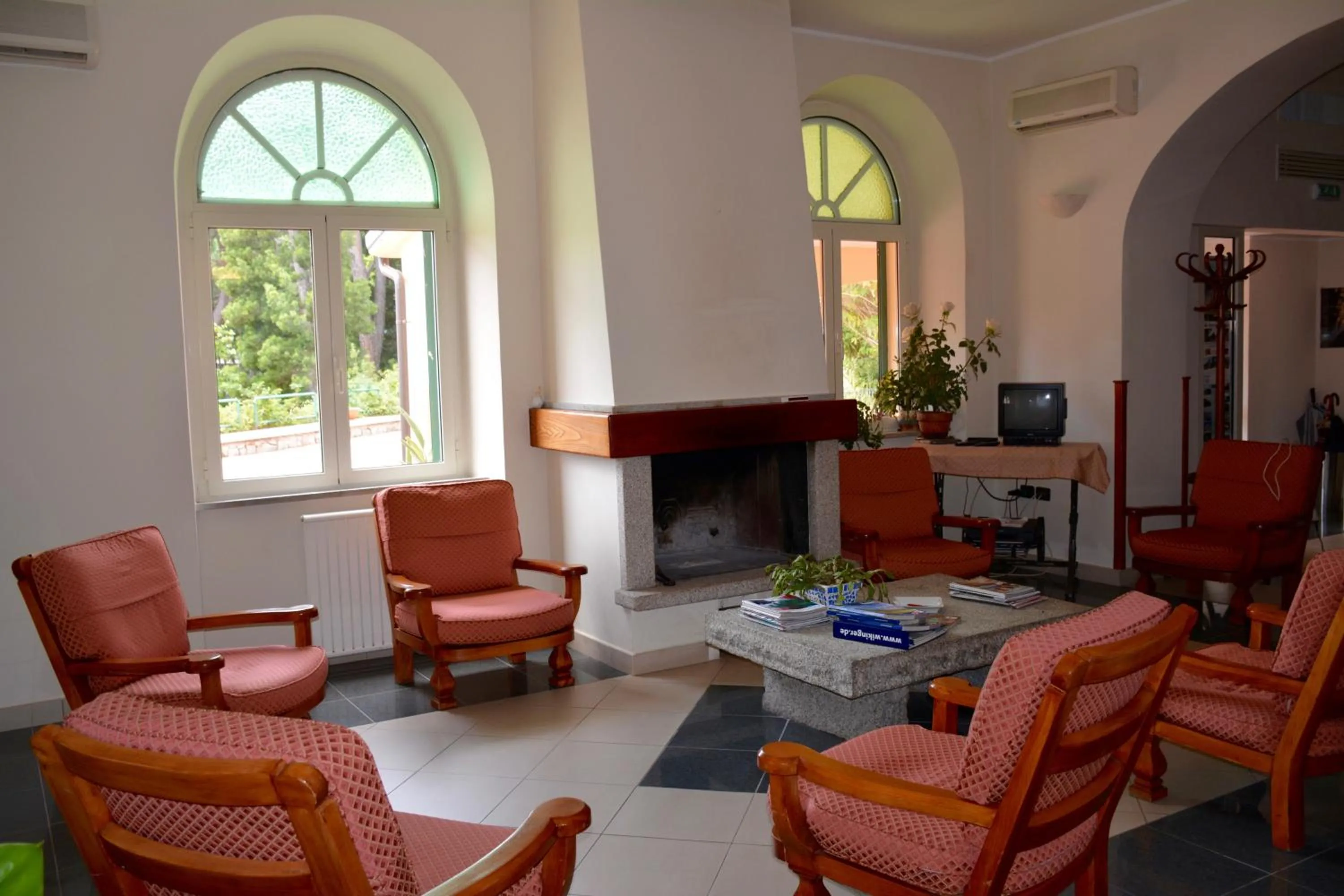 Communal lounge/ TV room in Hotel Villa Selene