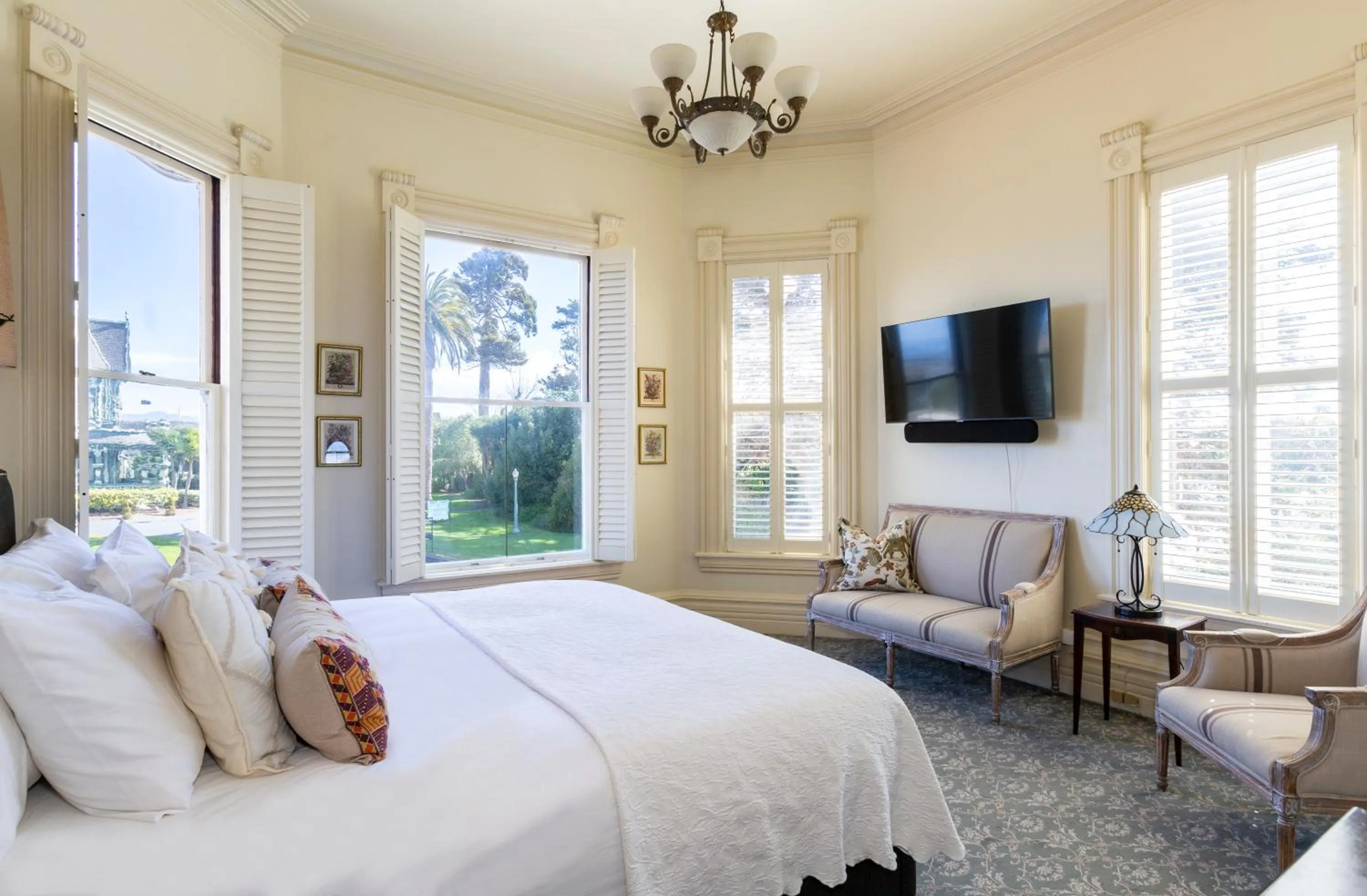 Photo of the whole room, Bed in Pinc Lady Mansion