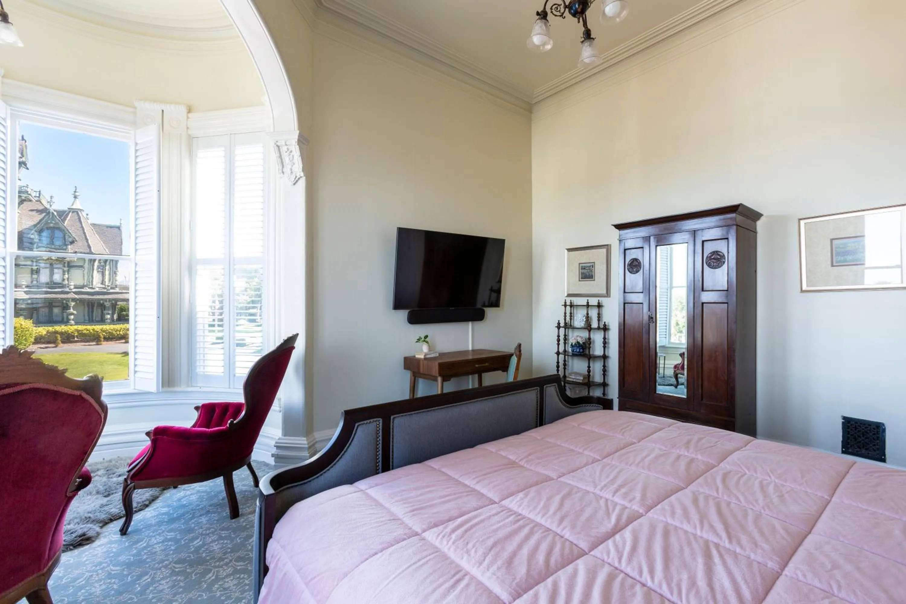 Bed in Pinc Lady Mansion