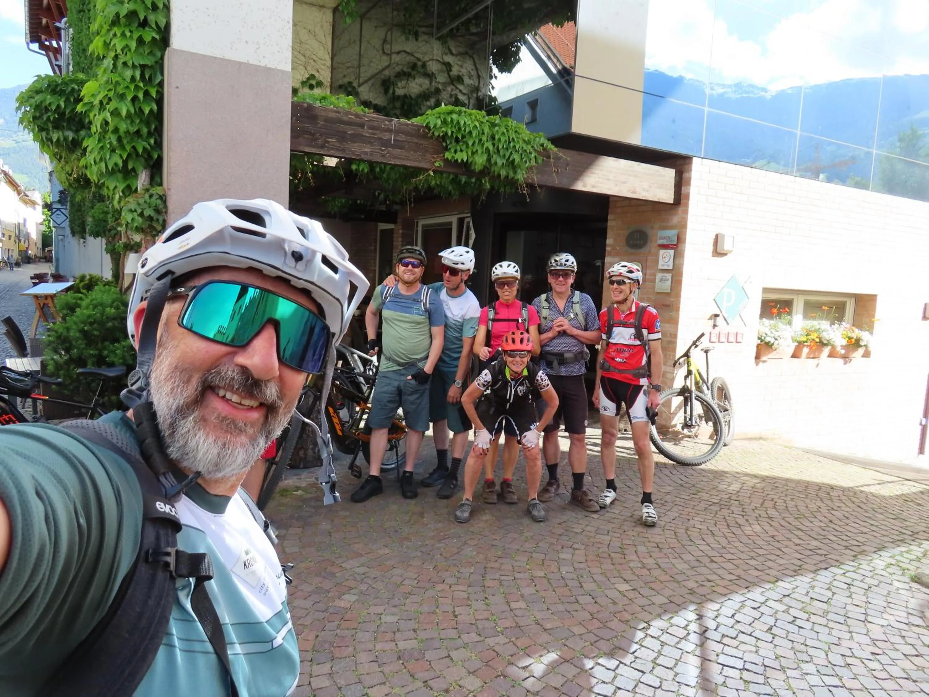 Cycling in KRONE eat drink stay