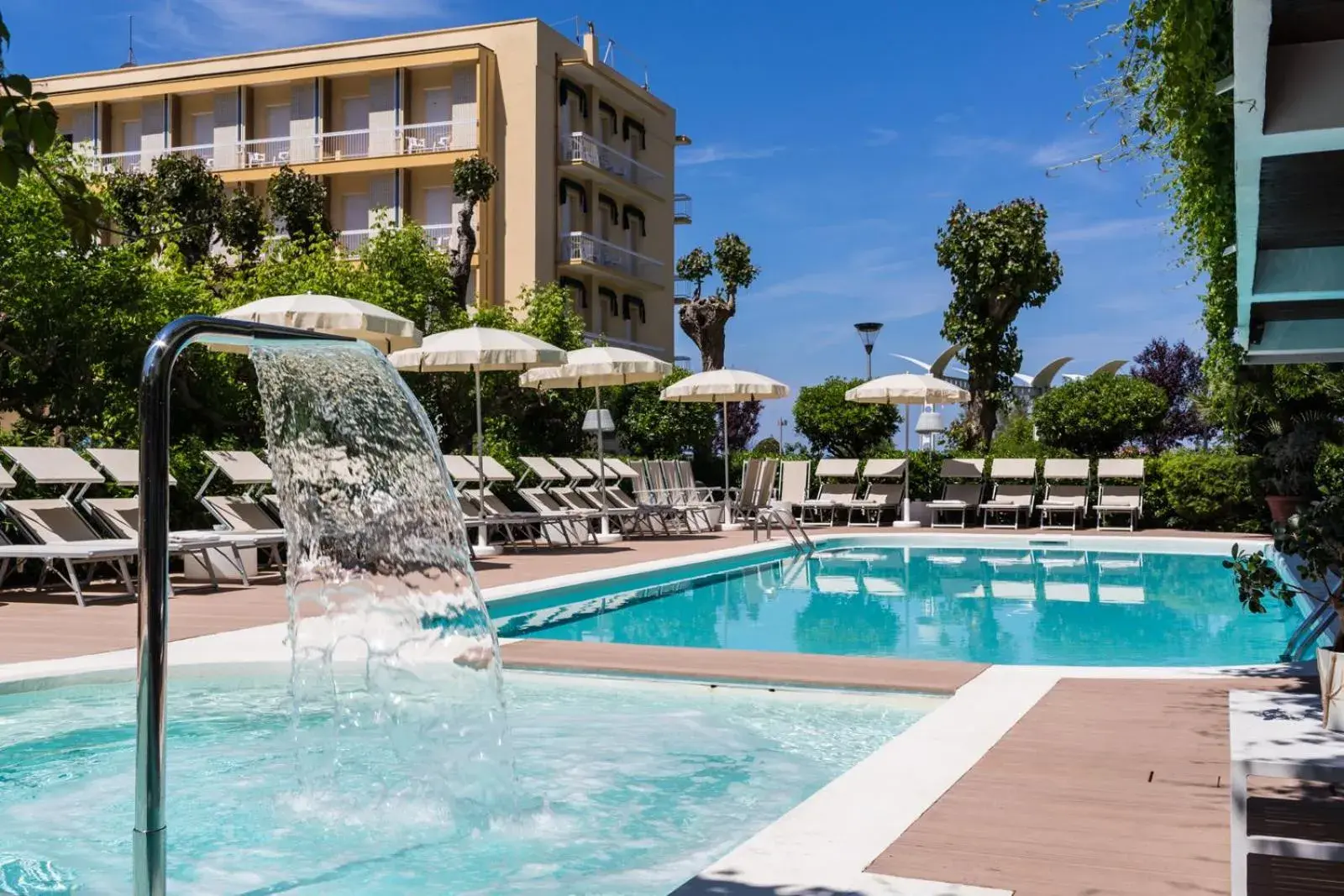 Hot Tub, Swimming Pool in Hotel Alexander