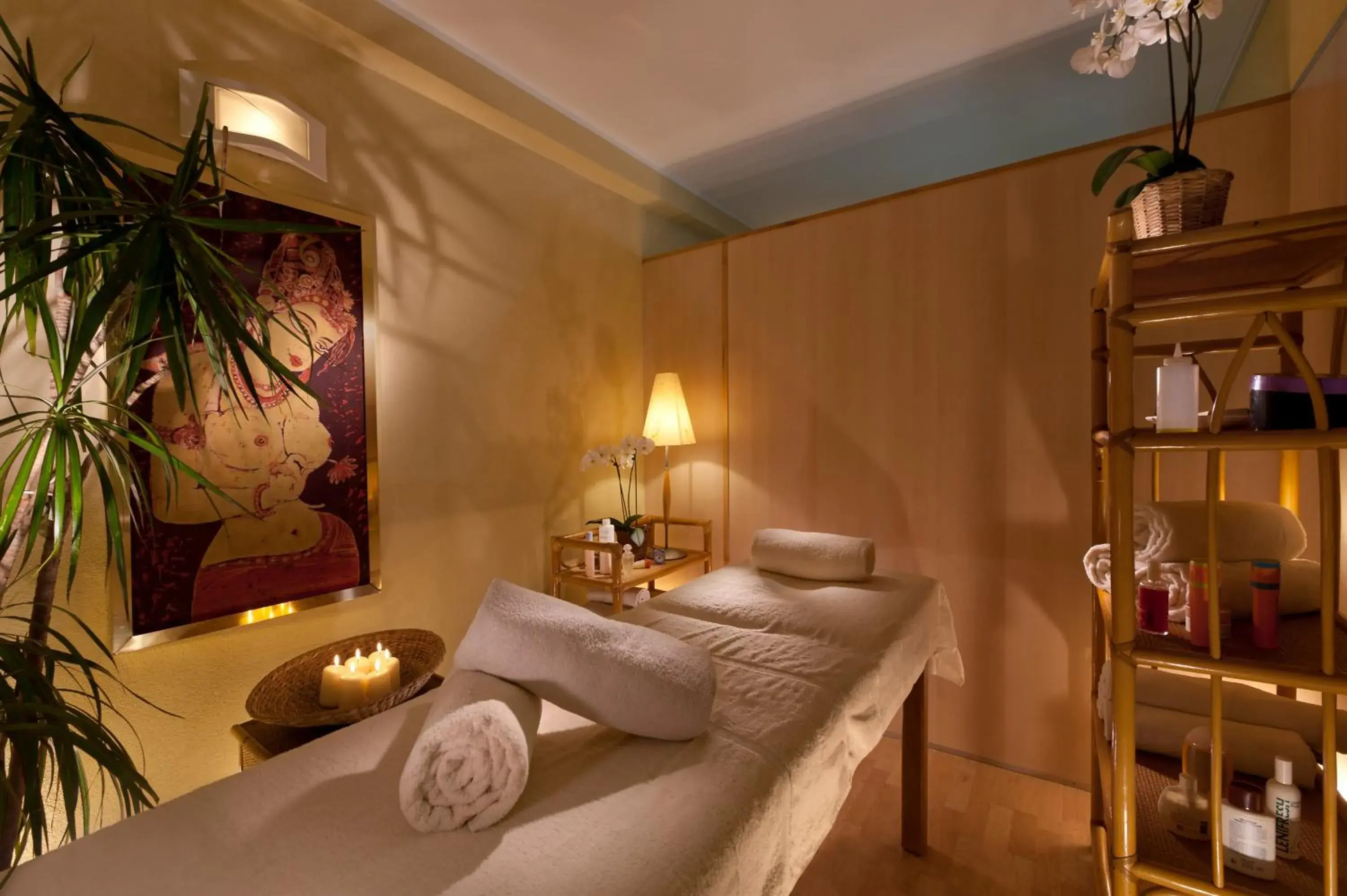 Massage, Bed in Hotel Alexander