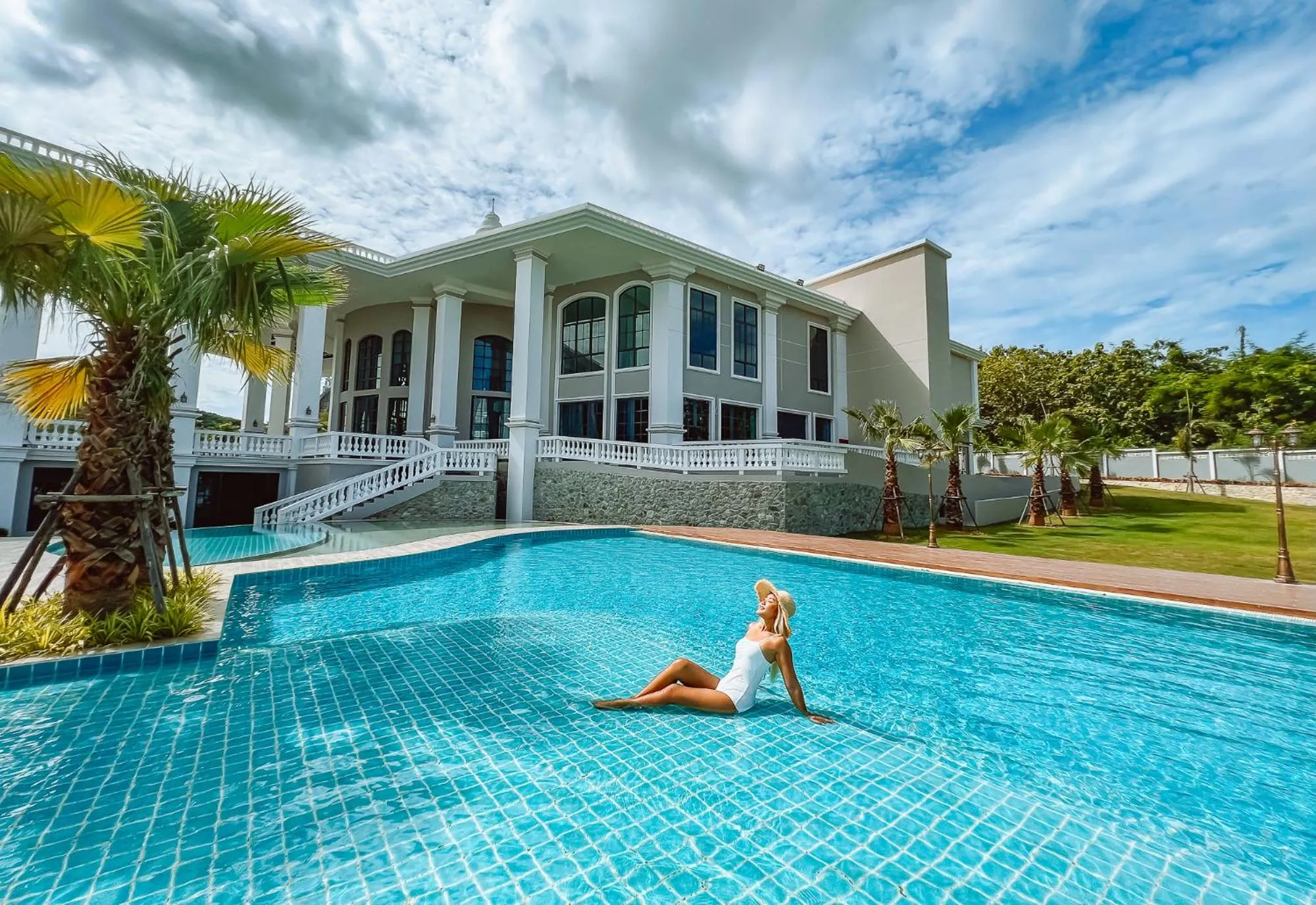 Swimming pool in Grand Lord Hotel & Residence - Pattaya