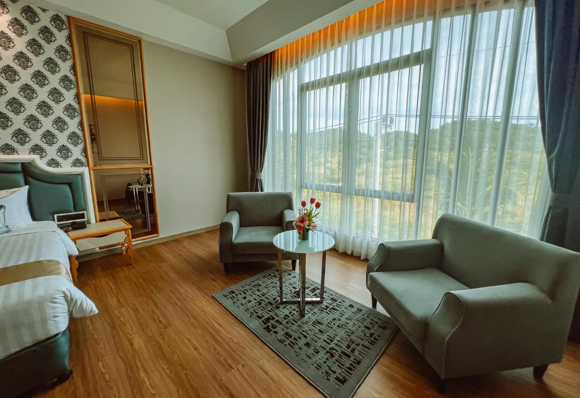 Seating area, Bed in Grand Lord Hotel & Residence - Pattaya