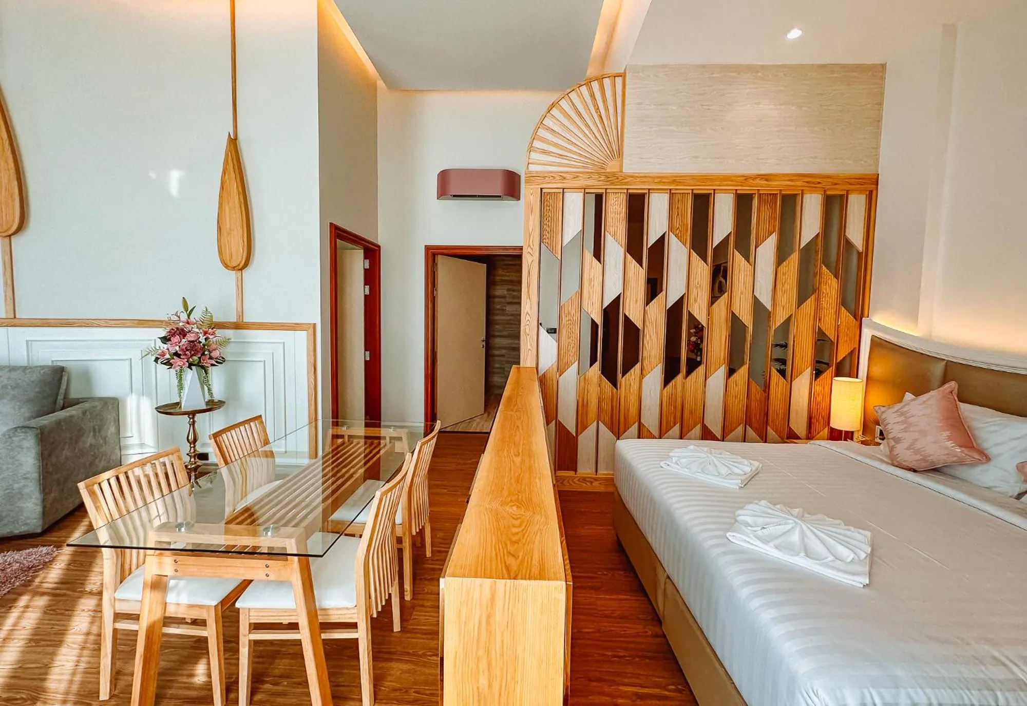 Dining area, Bed in Grand Lord Hotel & Residence - Pattaya