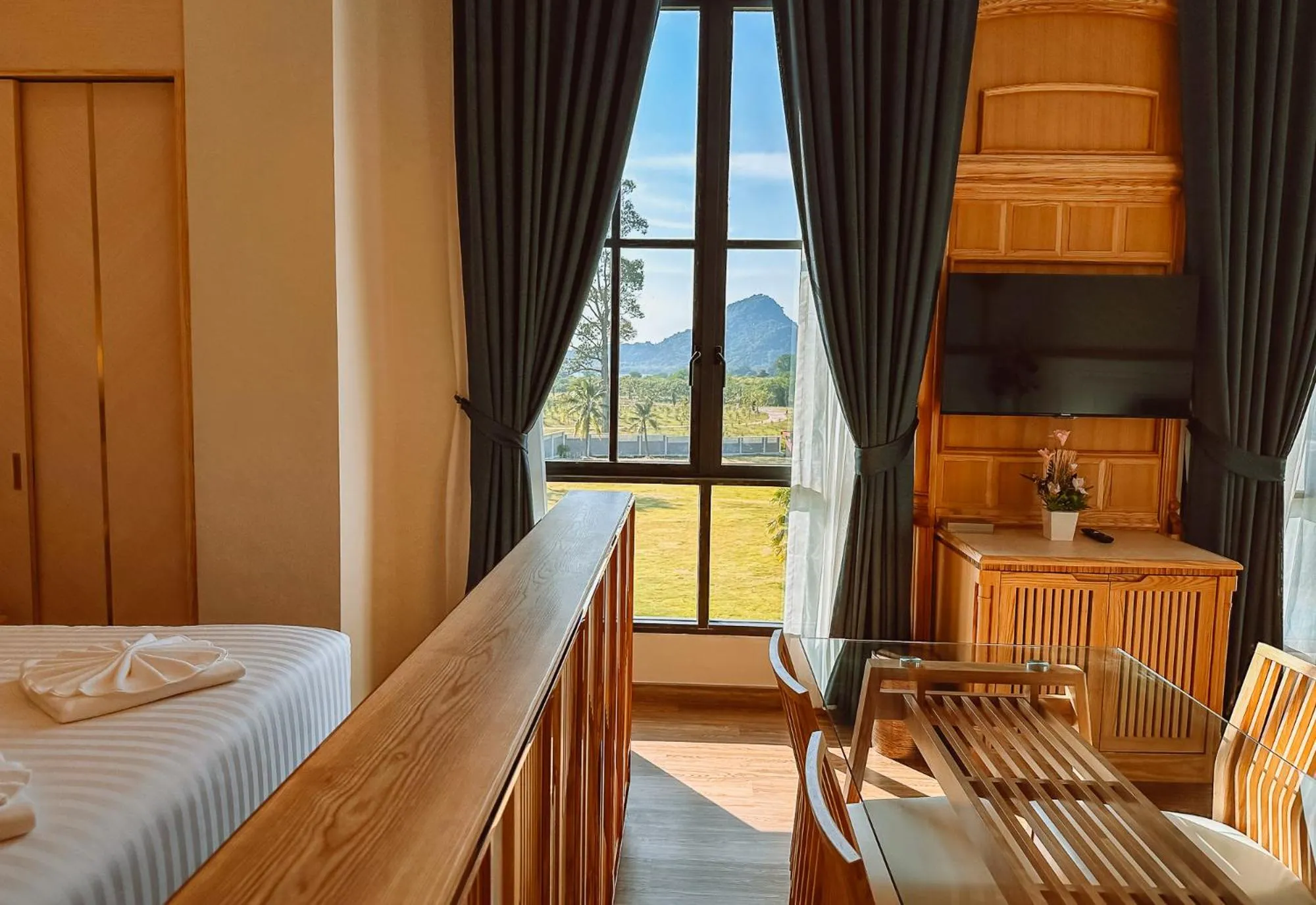 Seating area, Bed in Grand Lord Hotel & Residence - Pattaya