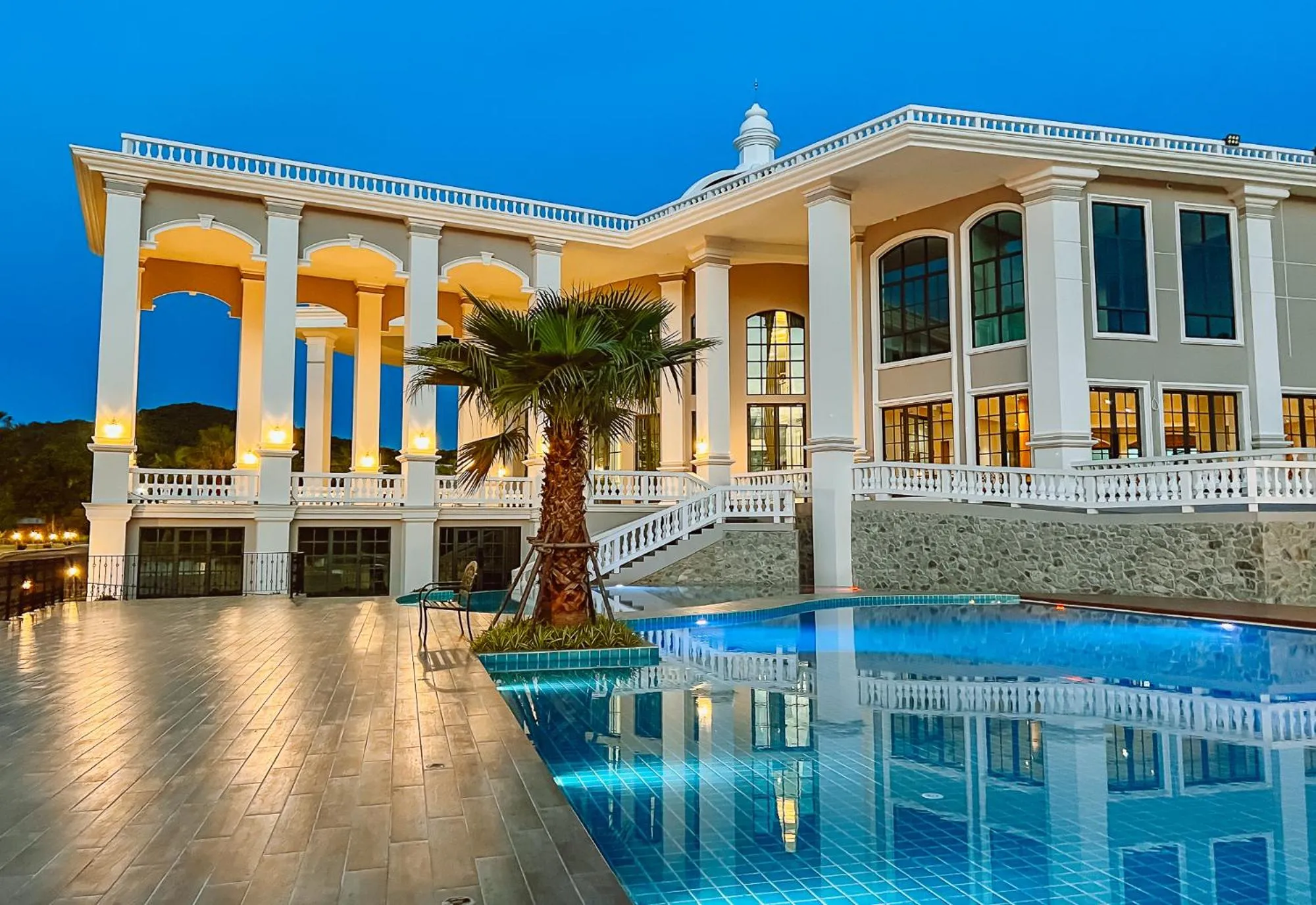 Swimming pool in Grand Lord Hotel & Residence - Pattaya