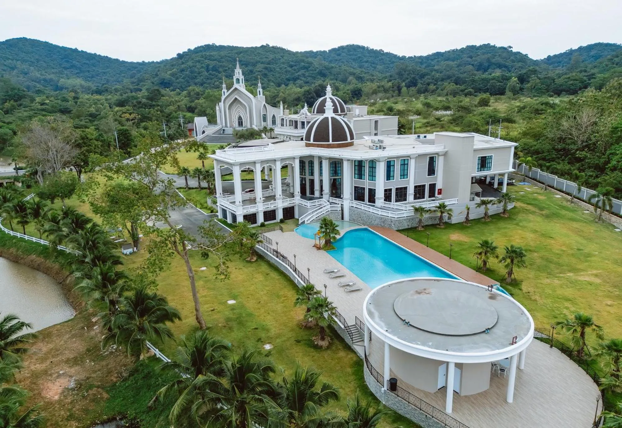 Property building in Grand Lord Hotel & Residence - Pattaya