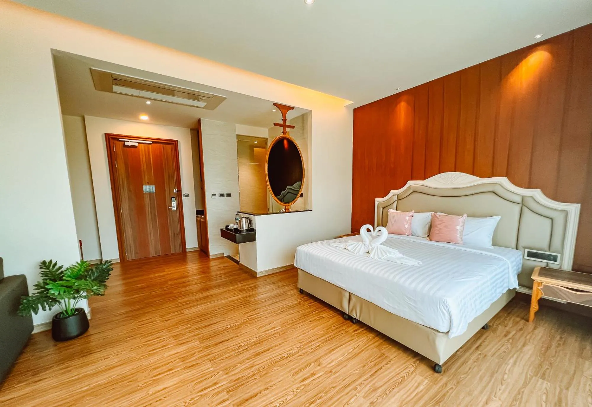 Bedroom, Bed in Grand Lord Hotel & Residence - Pattaya