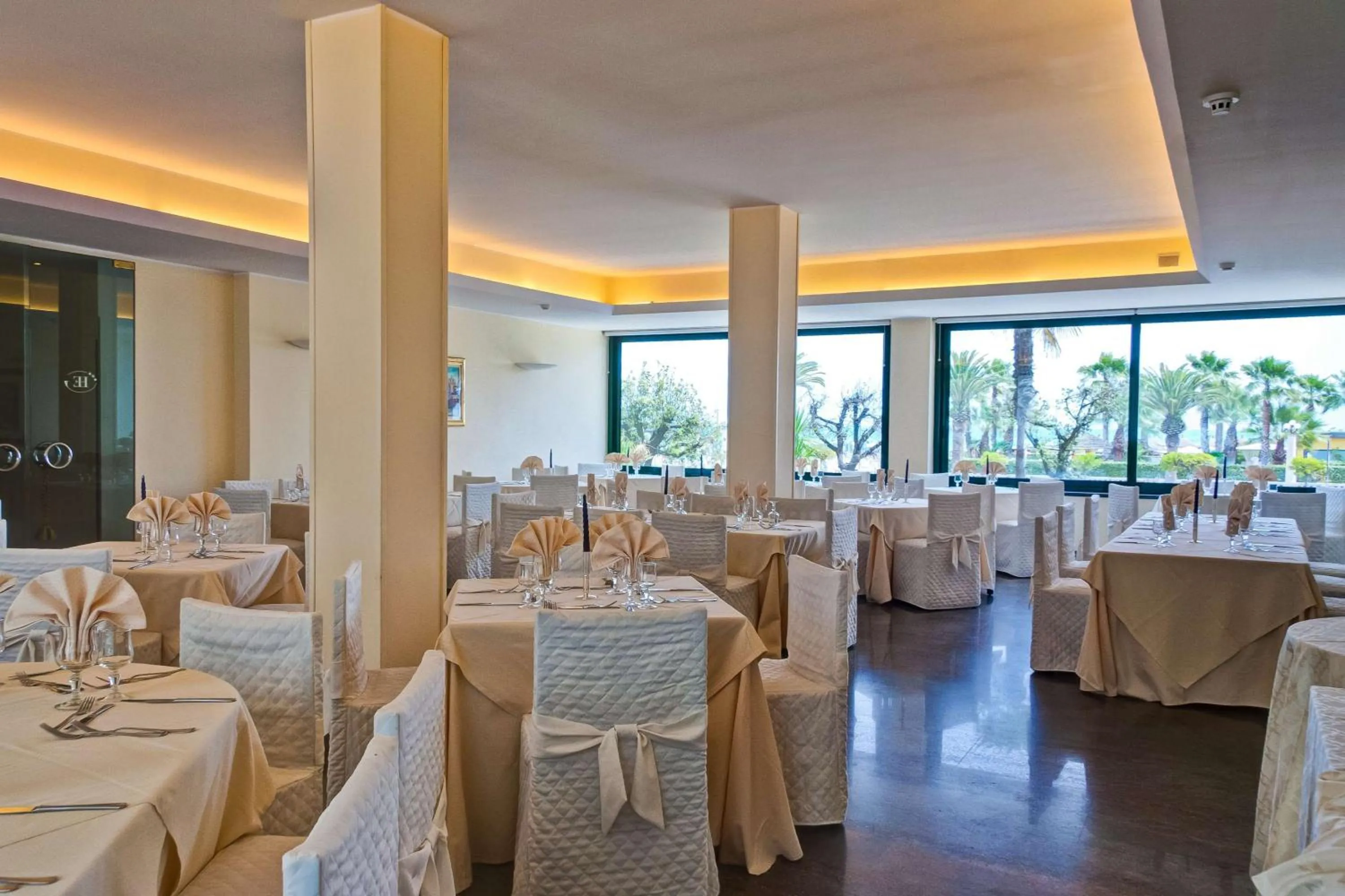 Restaurant/places to eat in Hotel Europa Beach Village