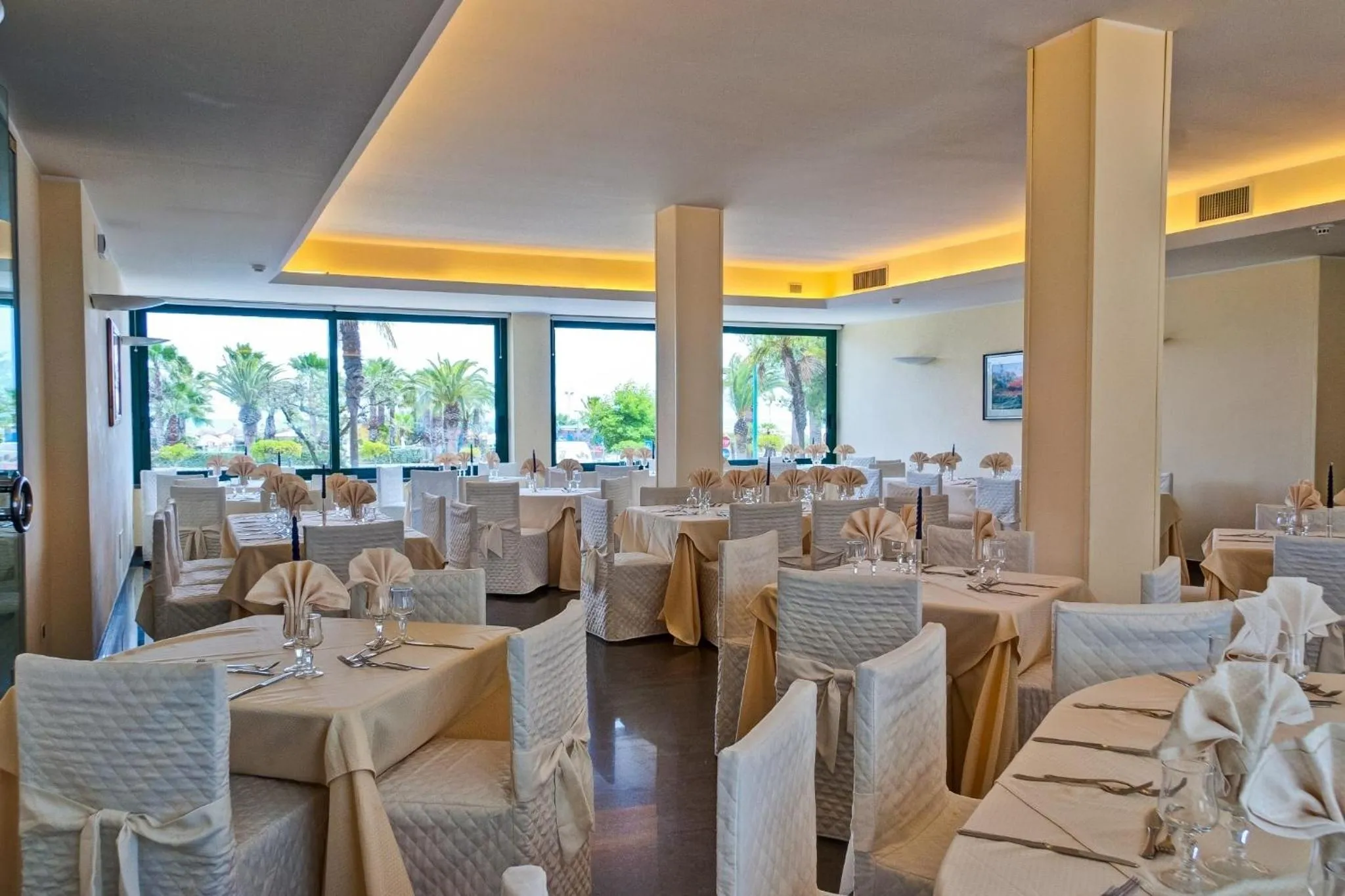 Restaurant/places to eat in Hotel Europa Beach Village
