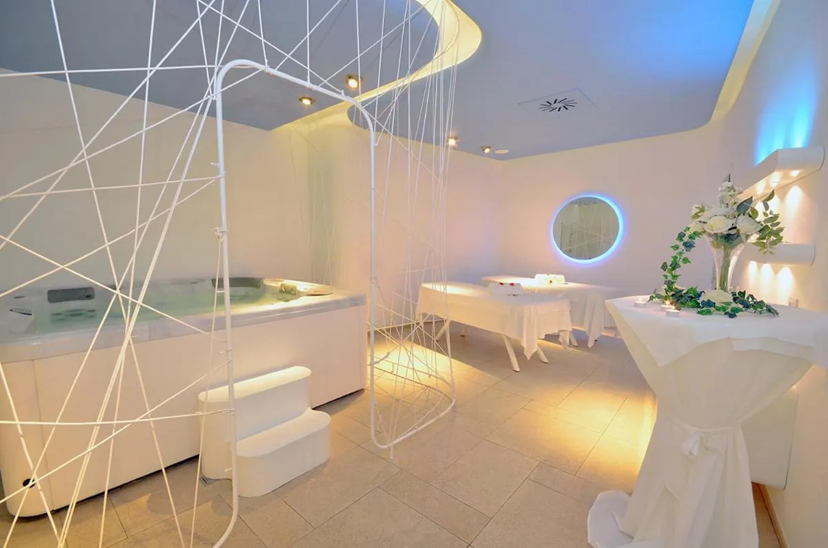 Hot Tub in Hotel Incontro