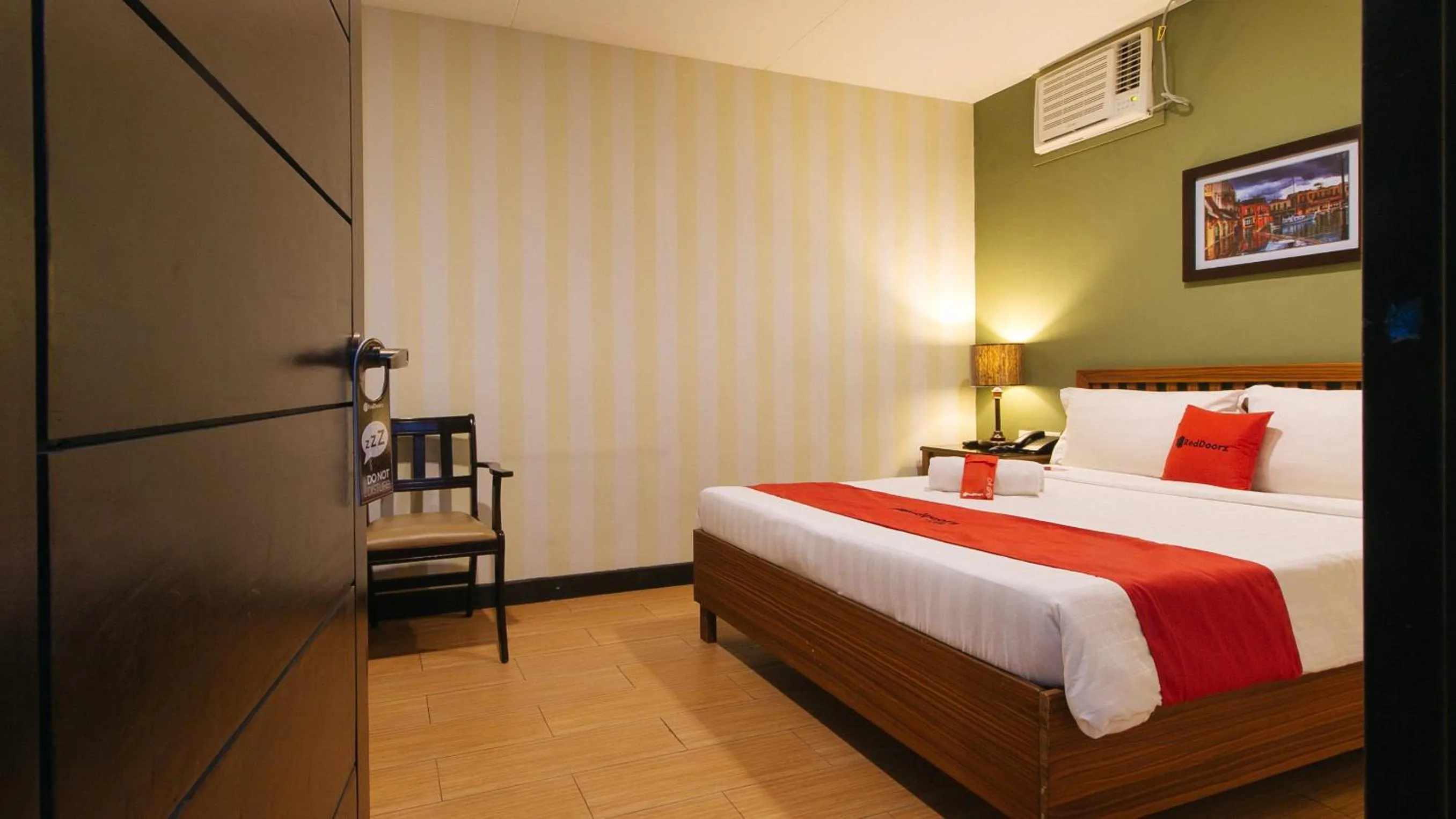 Bed in RedDoorz @ Gardenview Hotel GTower Angeles