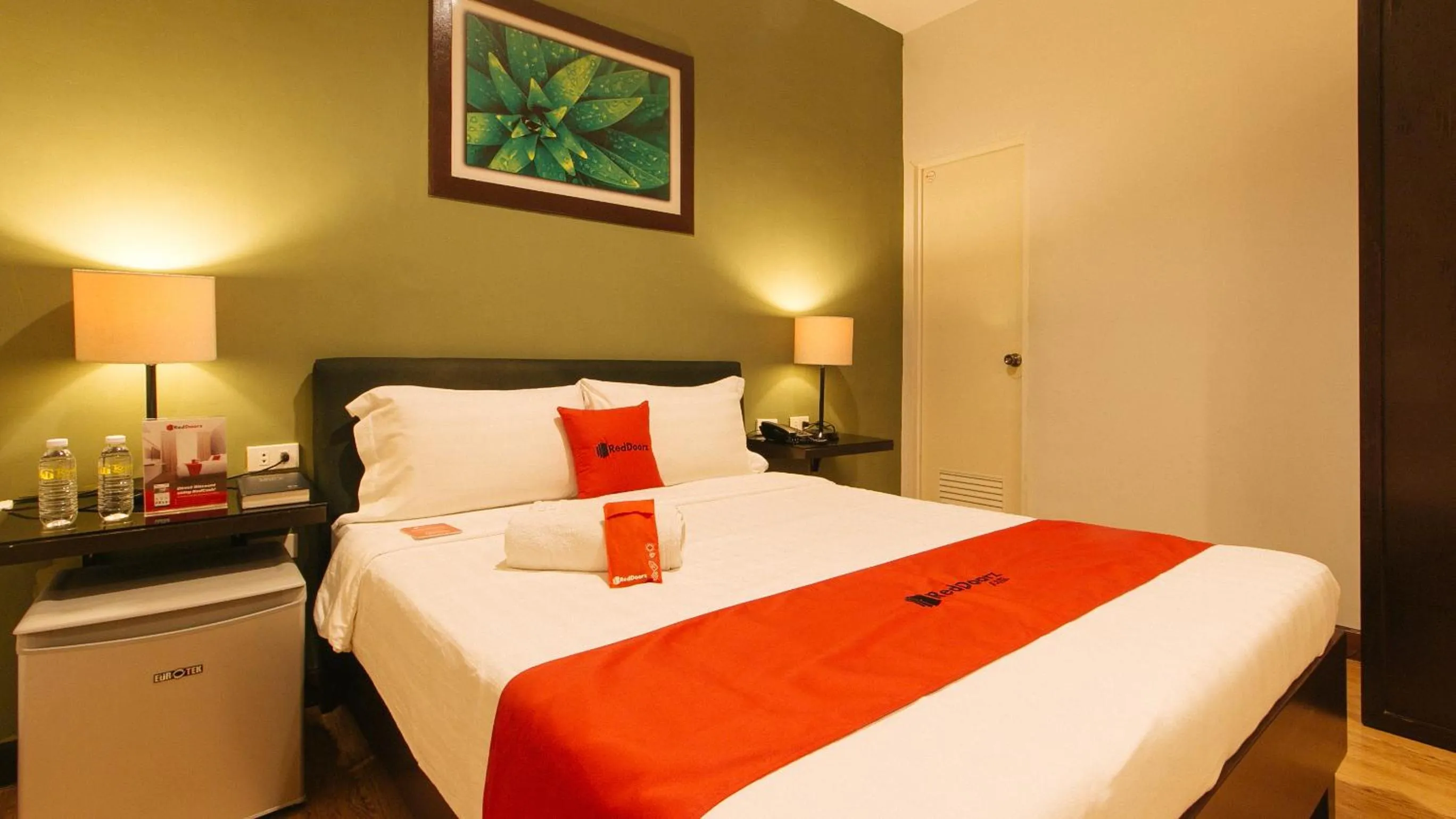 Bed in RedDoorz @ Gardenview Hotel GTower Angeles